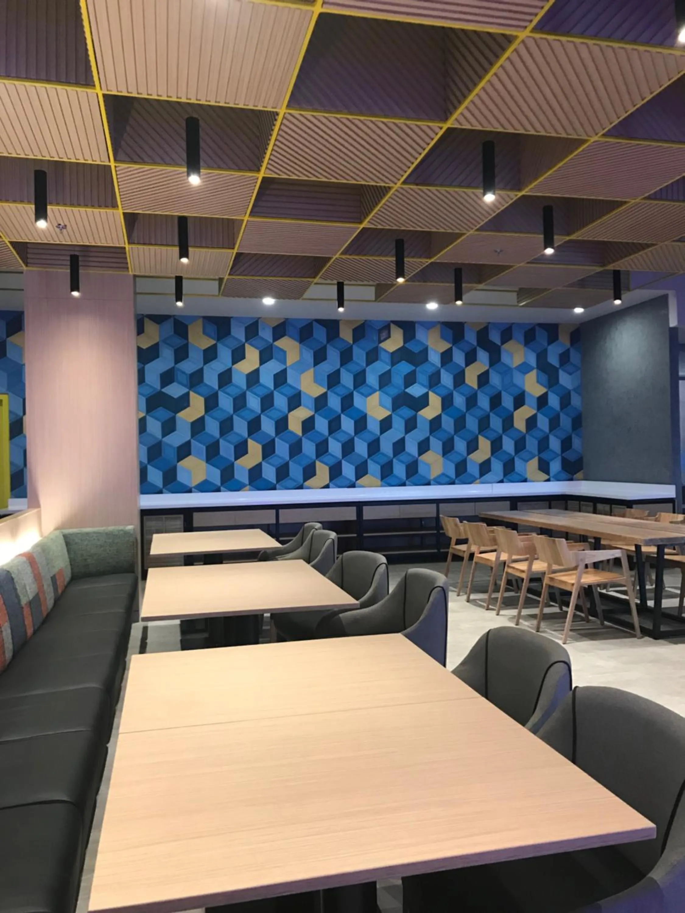 Restaurant/places to eat in YELLO Hotel Paskal Bandung