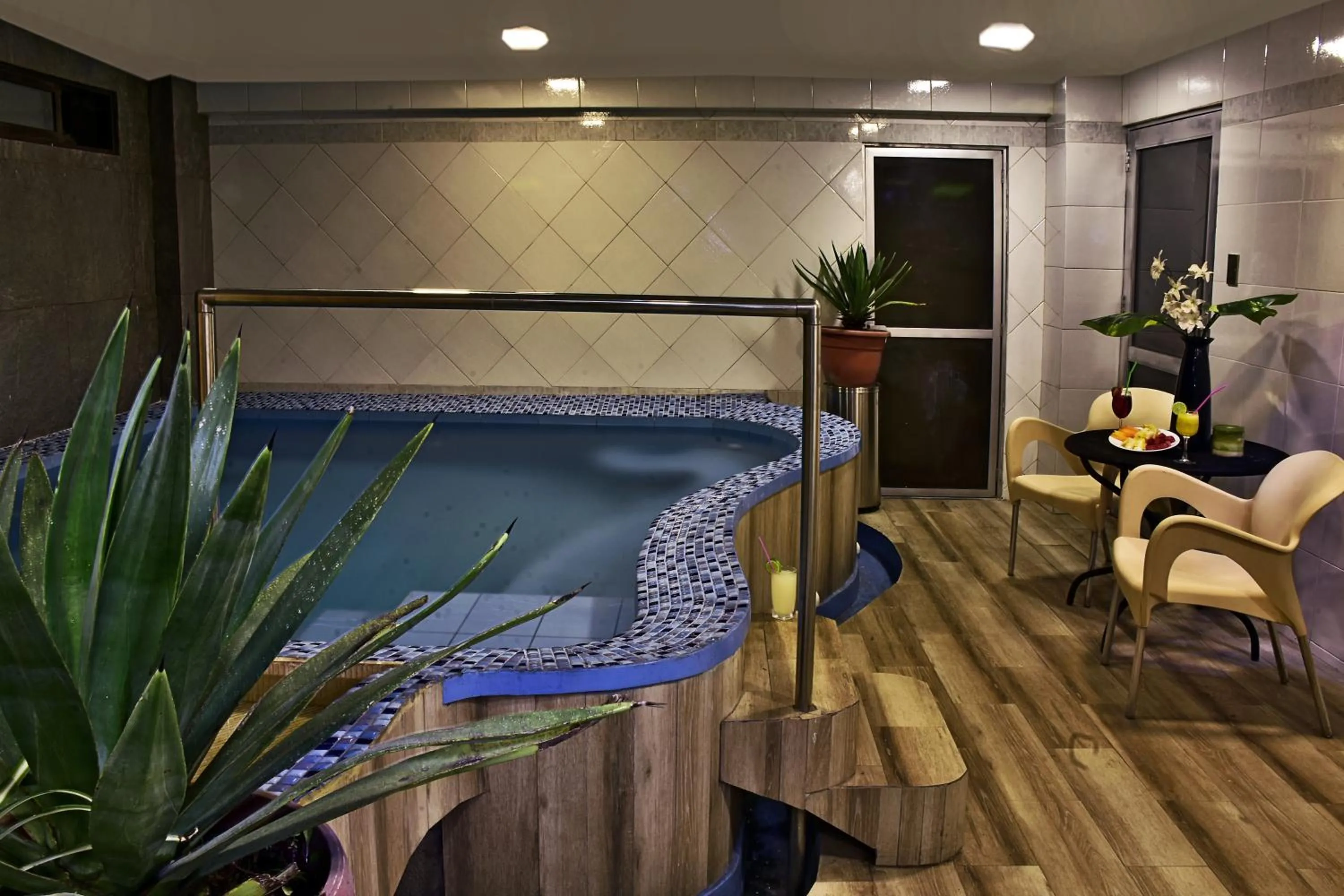 Swimming pool in Alcalá Apart Hotel