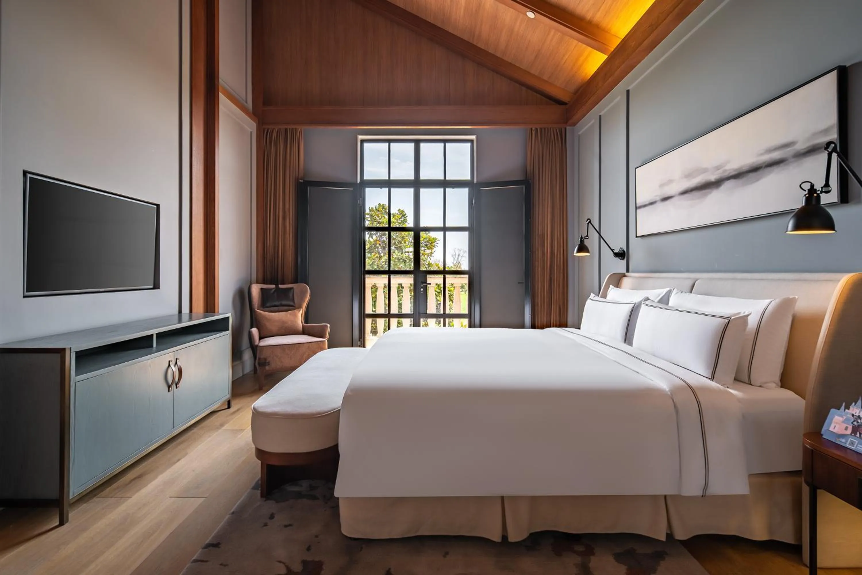 Photo of the whole room, Bed in Melia Shanghai Parkside