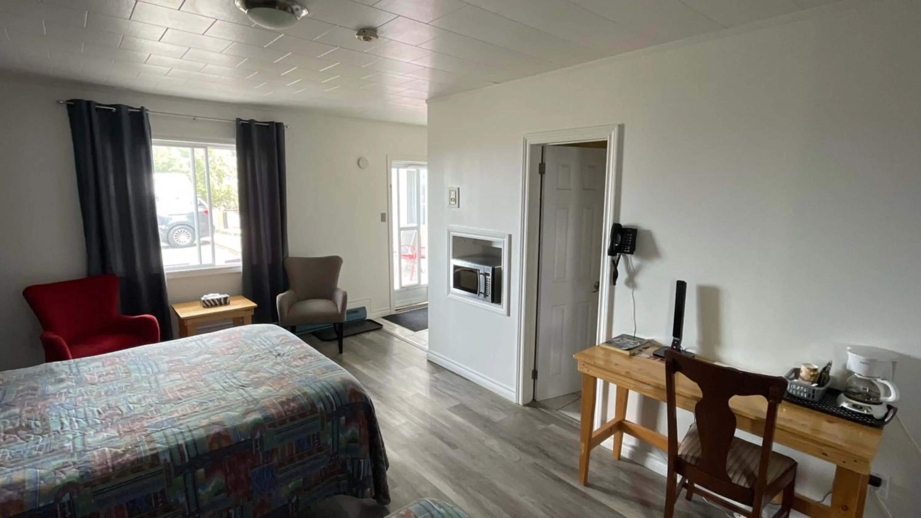 Bed in Haileybury Beach Motel