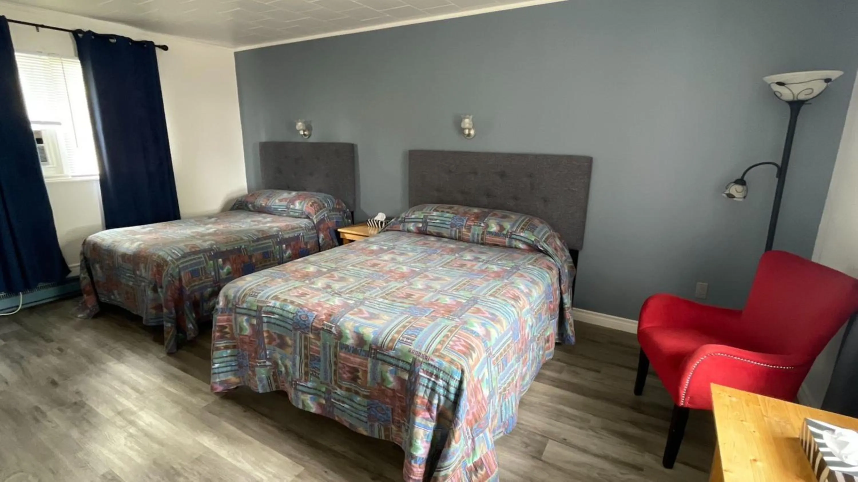 Bed in Haileybury Beach Motel