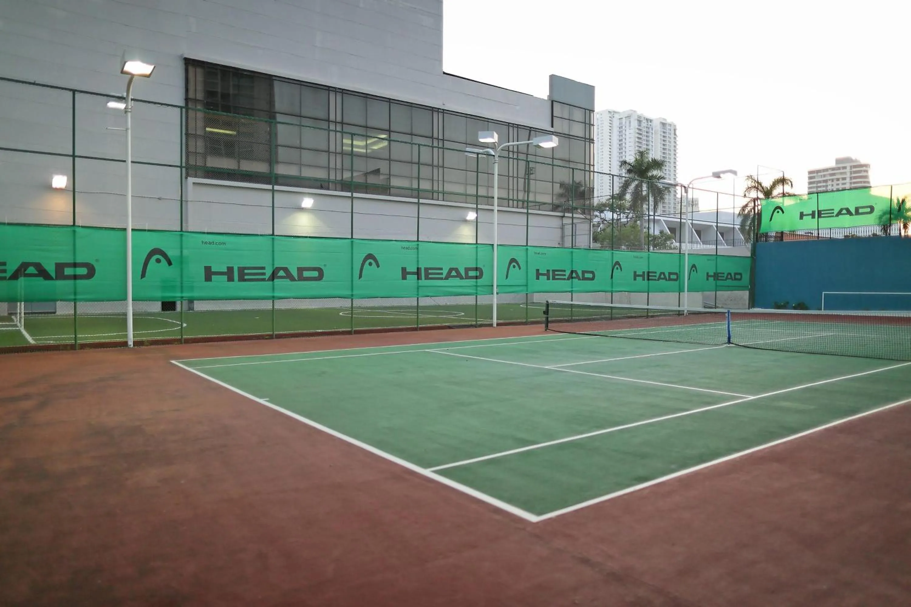 Tennis court in Sheraton Grand Panama