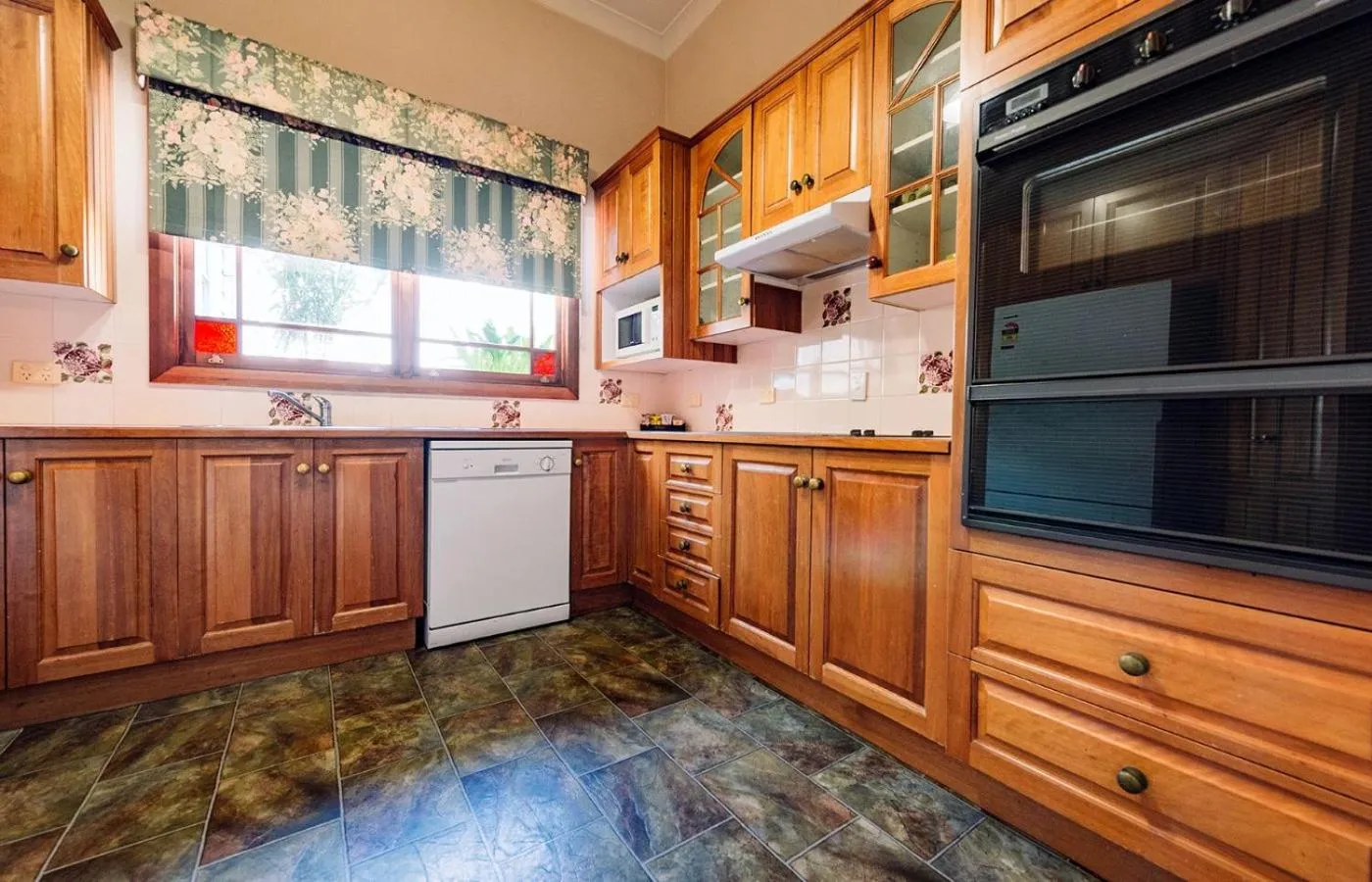 Kitchen or kitchenette in Fitzroy Motor Inn