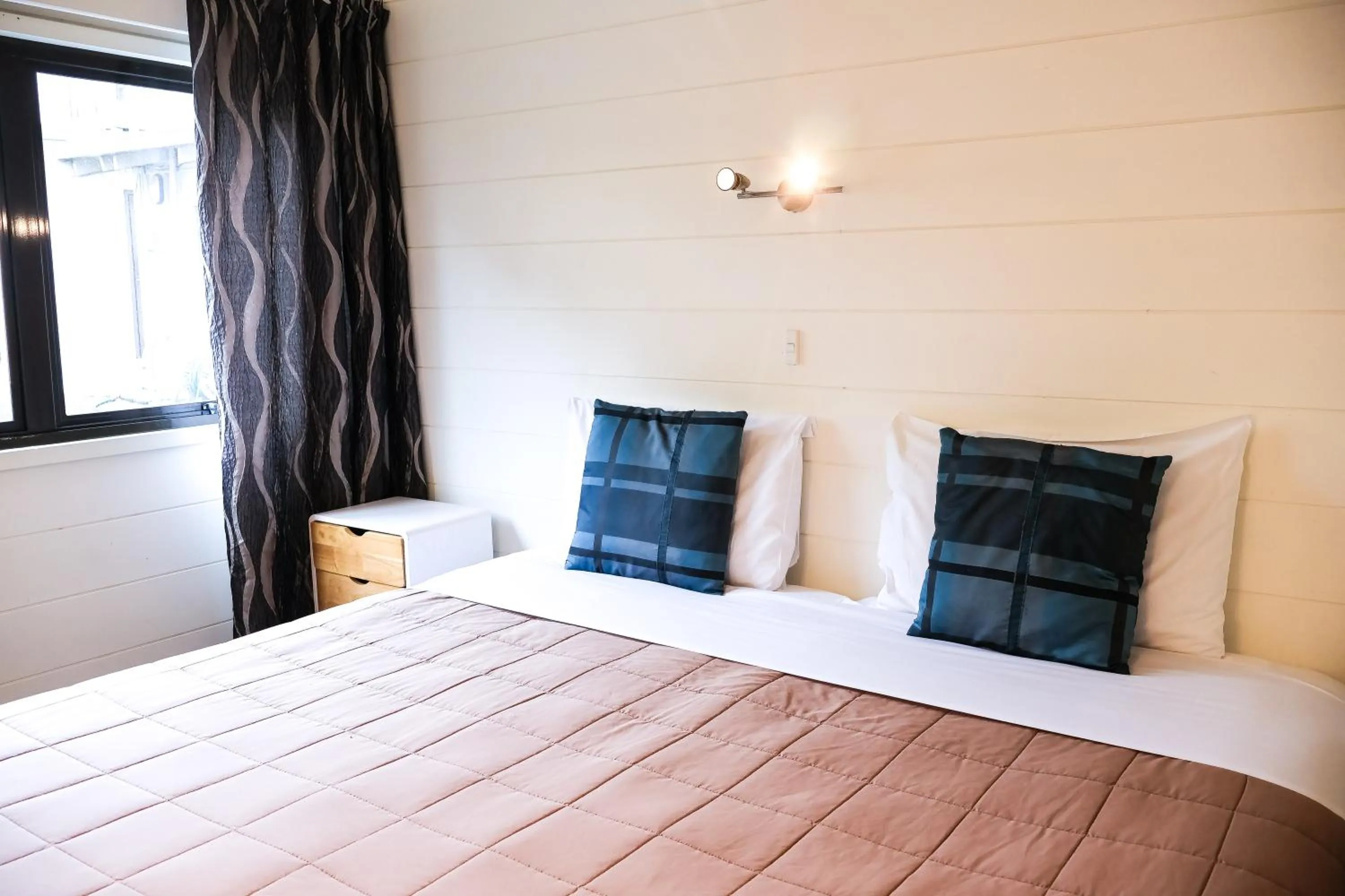 Bedroom, Bed in Bounty Motel