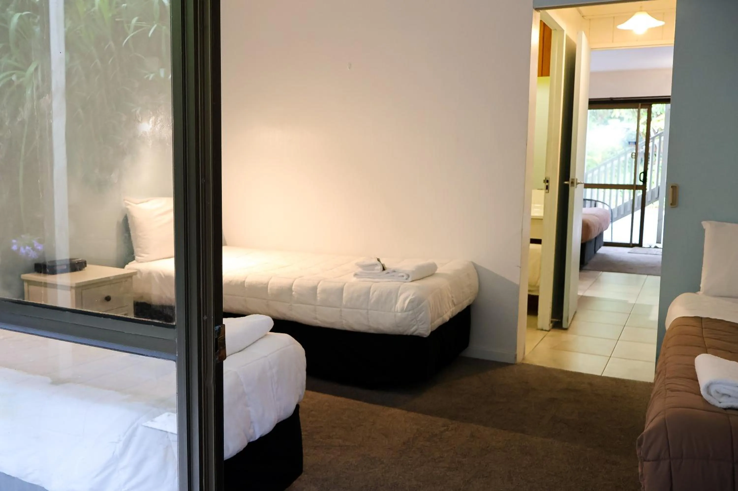 Bedroom, Bed in Bounty Motel