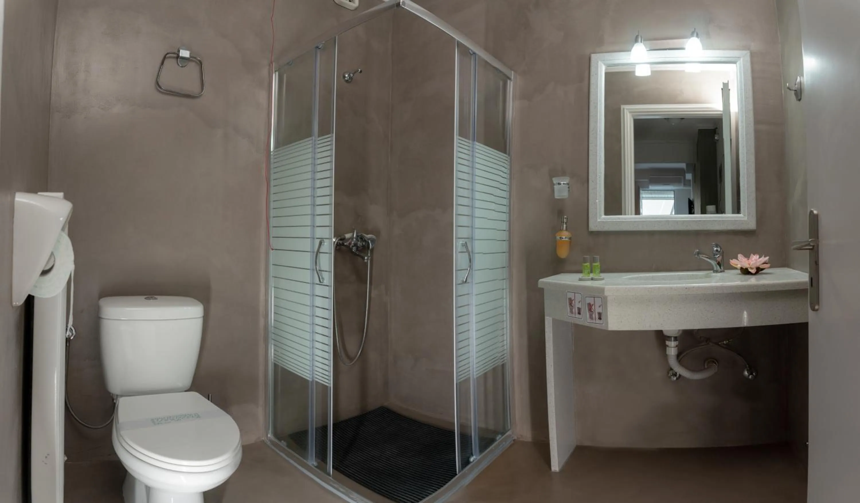 Shower in Aklidi Hotel