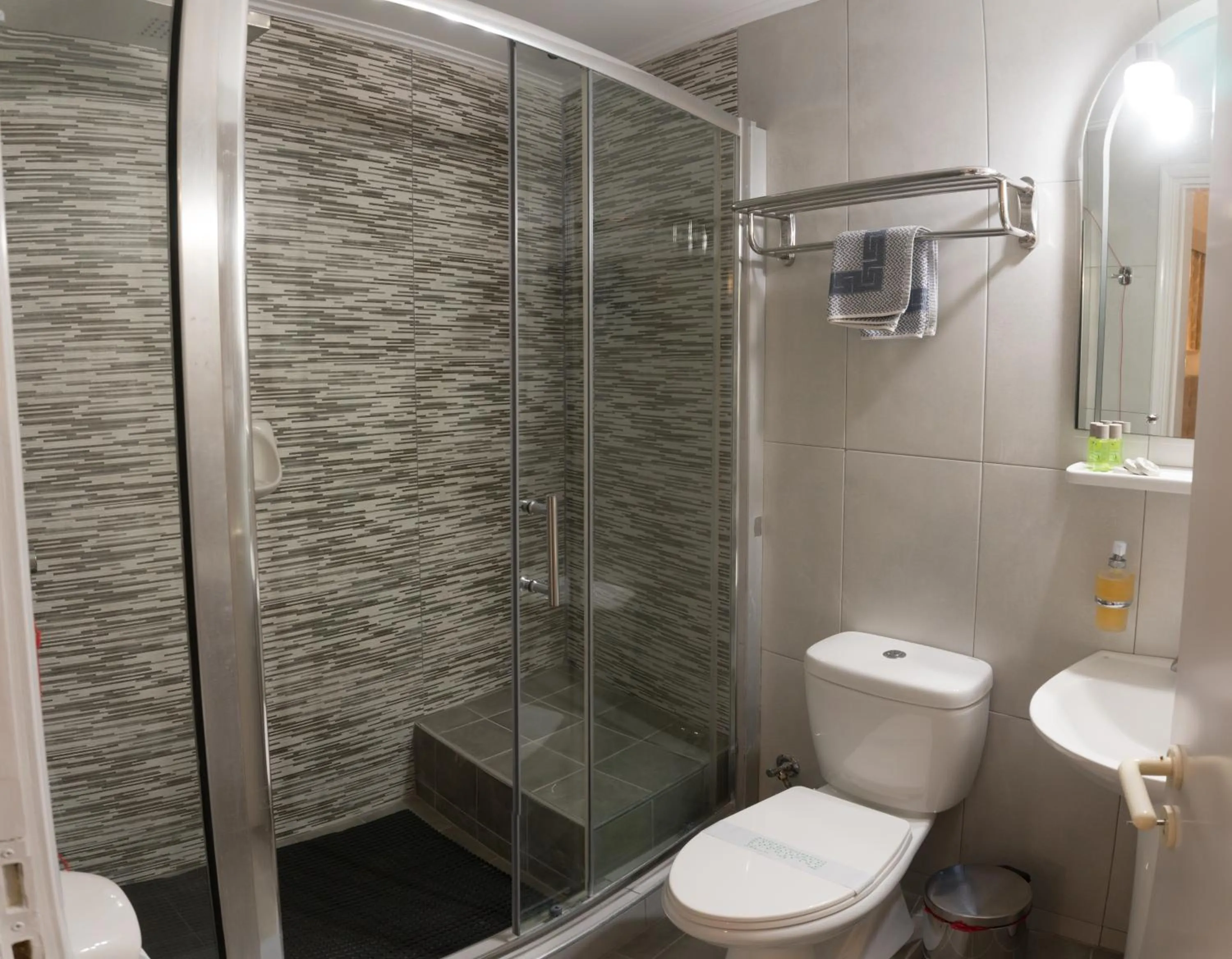 Shower in Aklidi Hotel