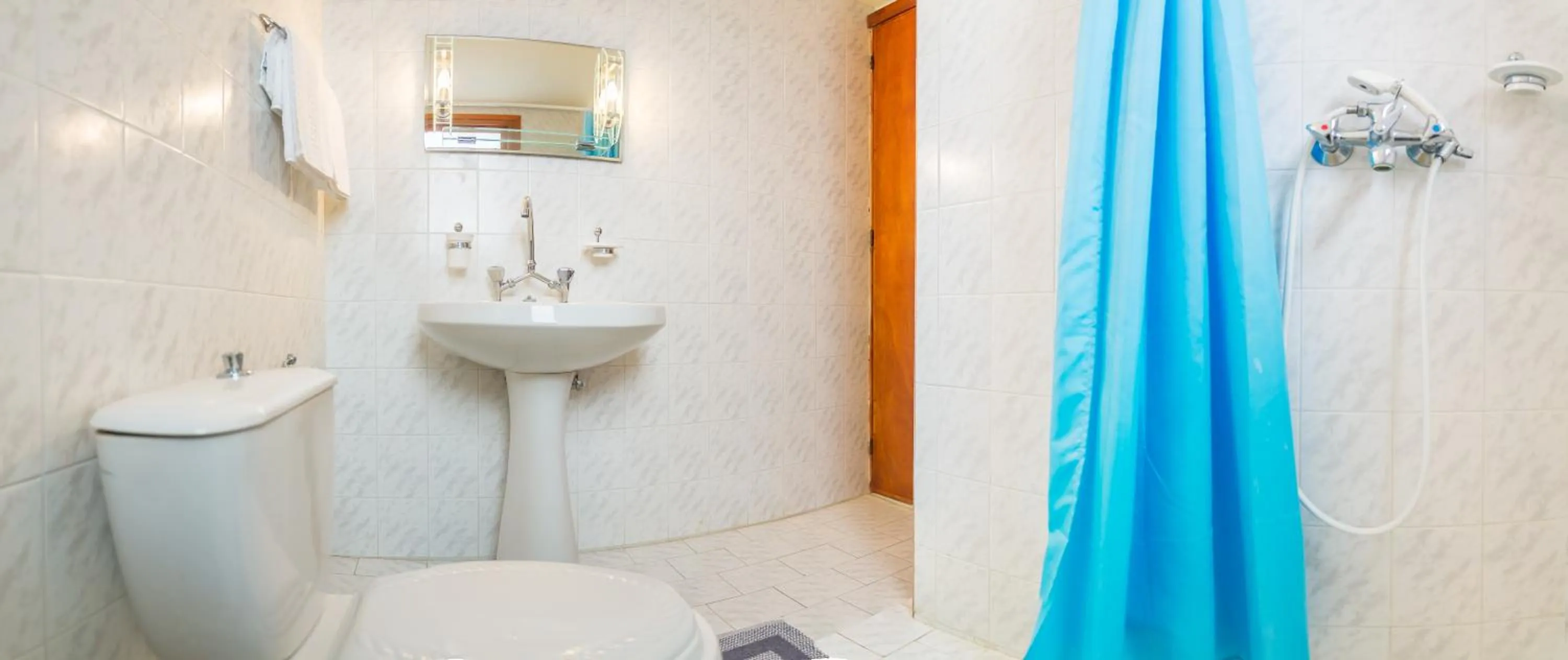 Bathroom in Yiannis Ηotel