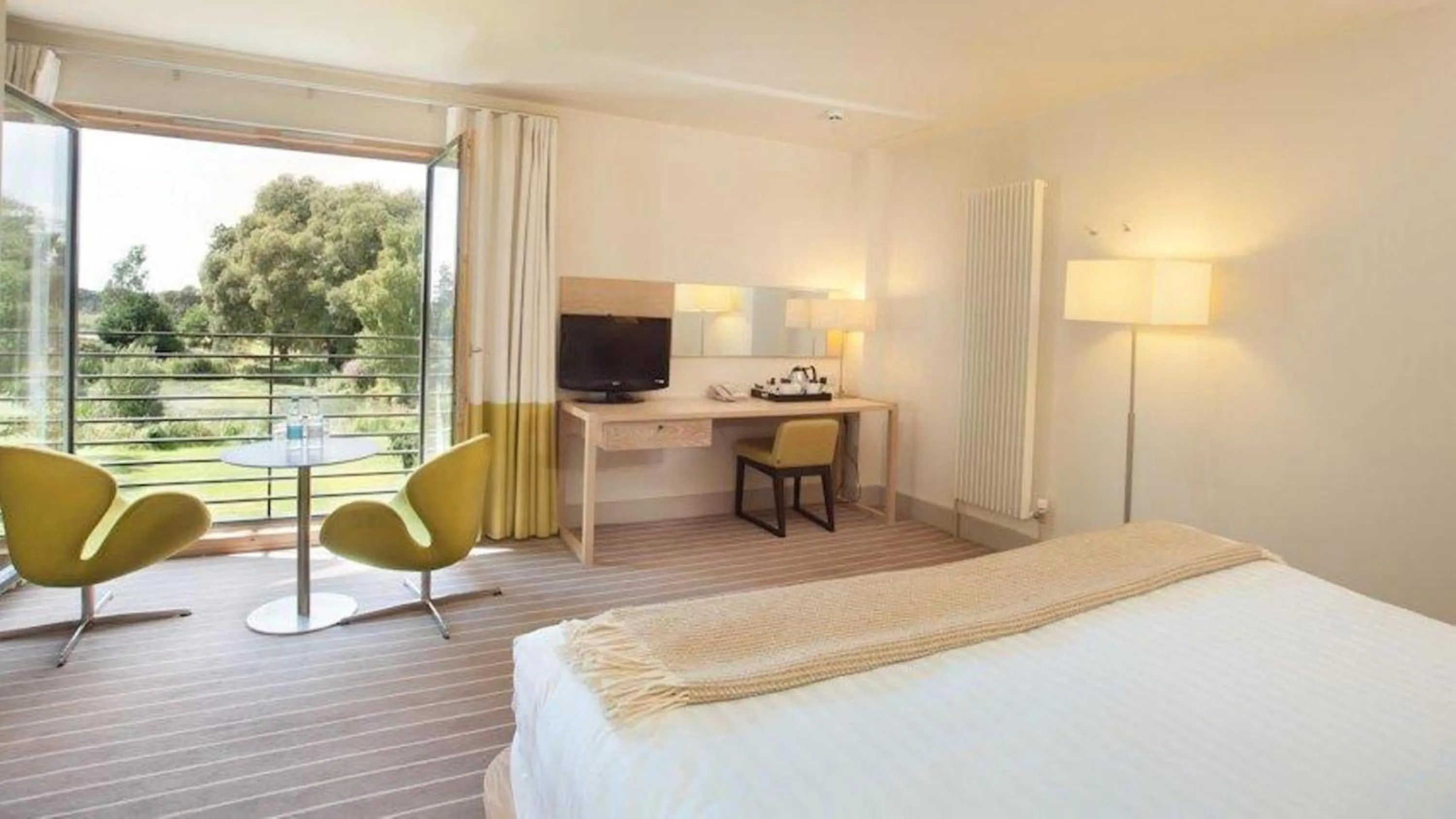 Bed in Lifehouse Spa And Hotel