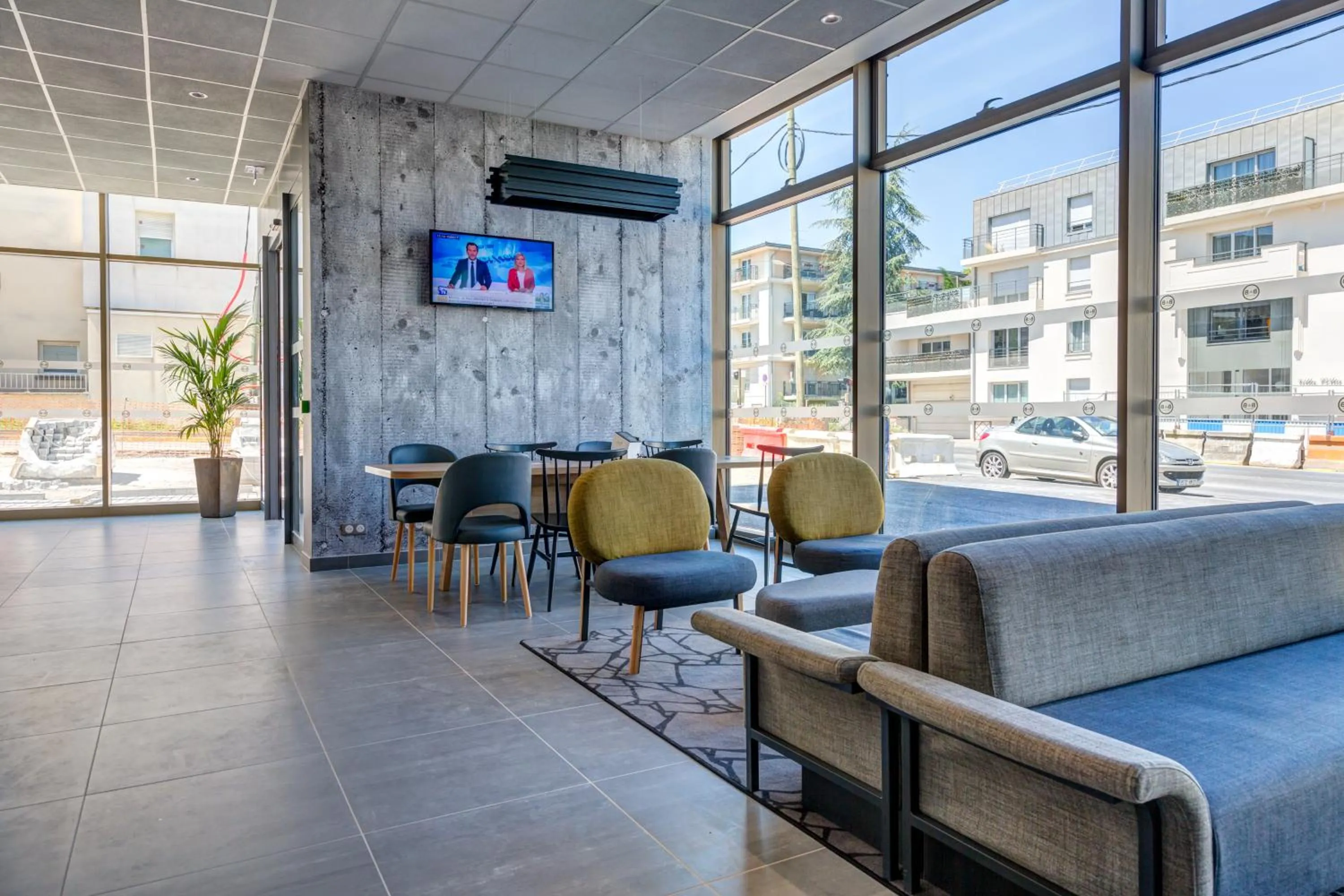 Lobby or reception in B&B HOTEL Paris Sud Chatenay Malabry