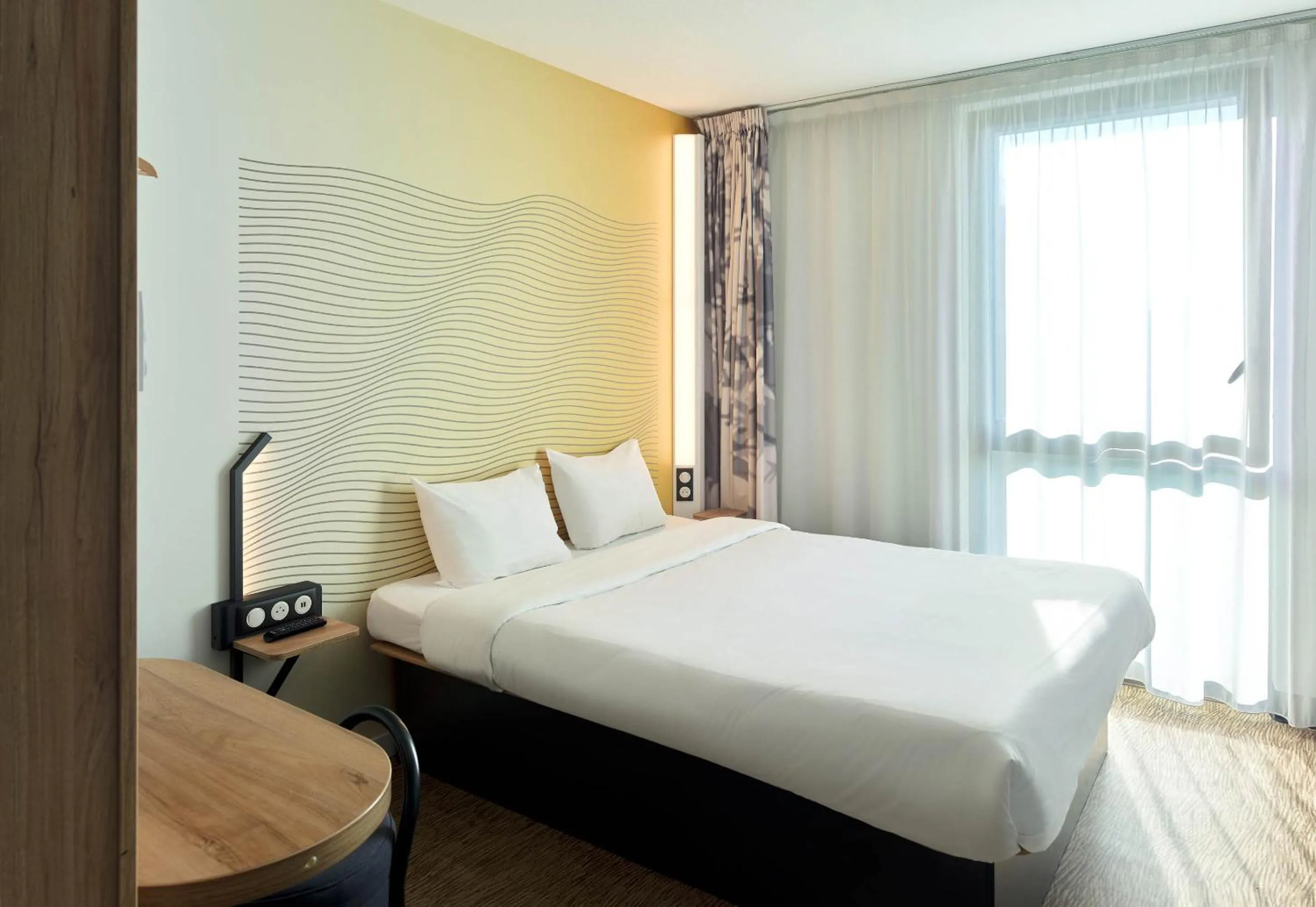 Bedroom, Bed in B&B HOTEL Paris Sud Chatenay Malabry