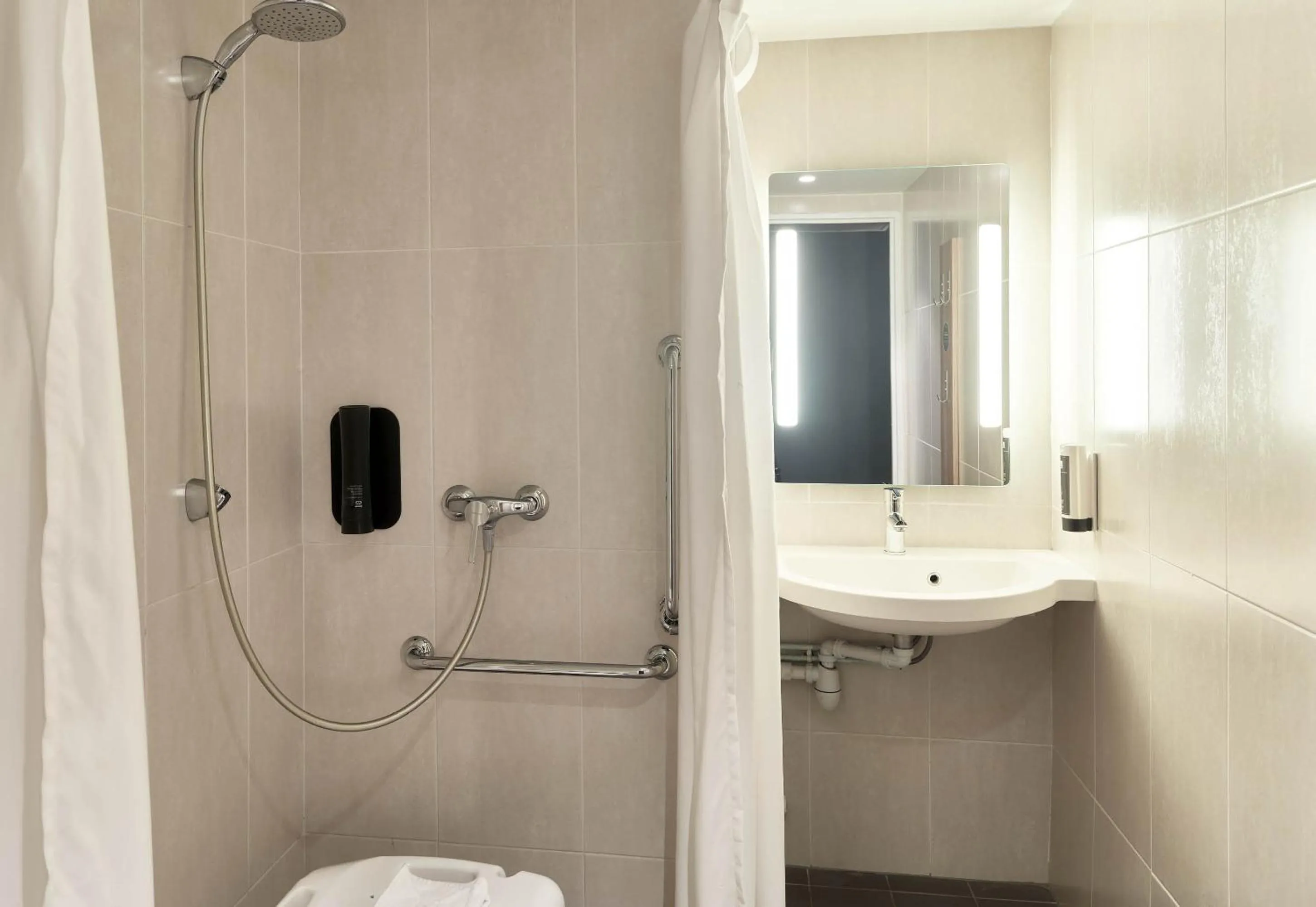 Bathroom in B&B HOTEL Paris Sud Chatenay Malabry