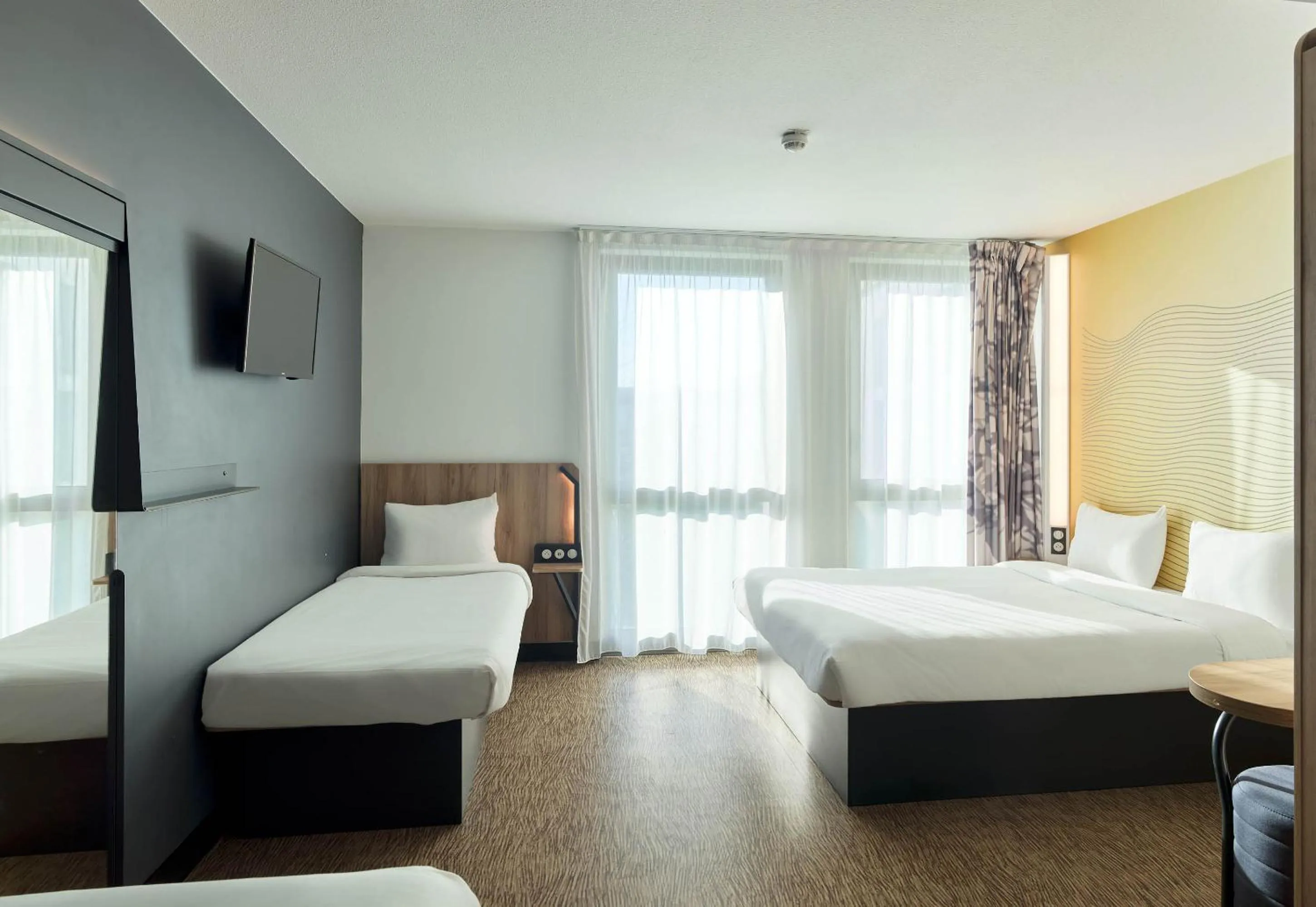 Bedroom, Bed in B&B HOTEL Paris Sud Chatenay Malabry