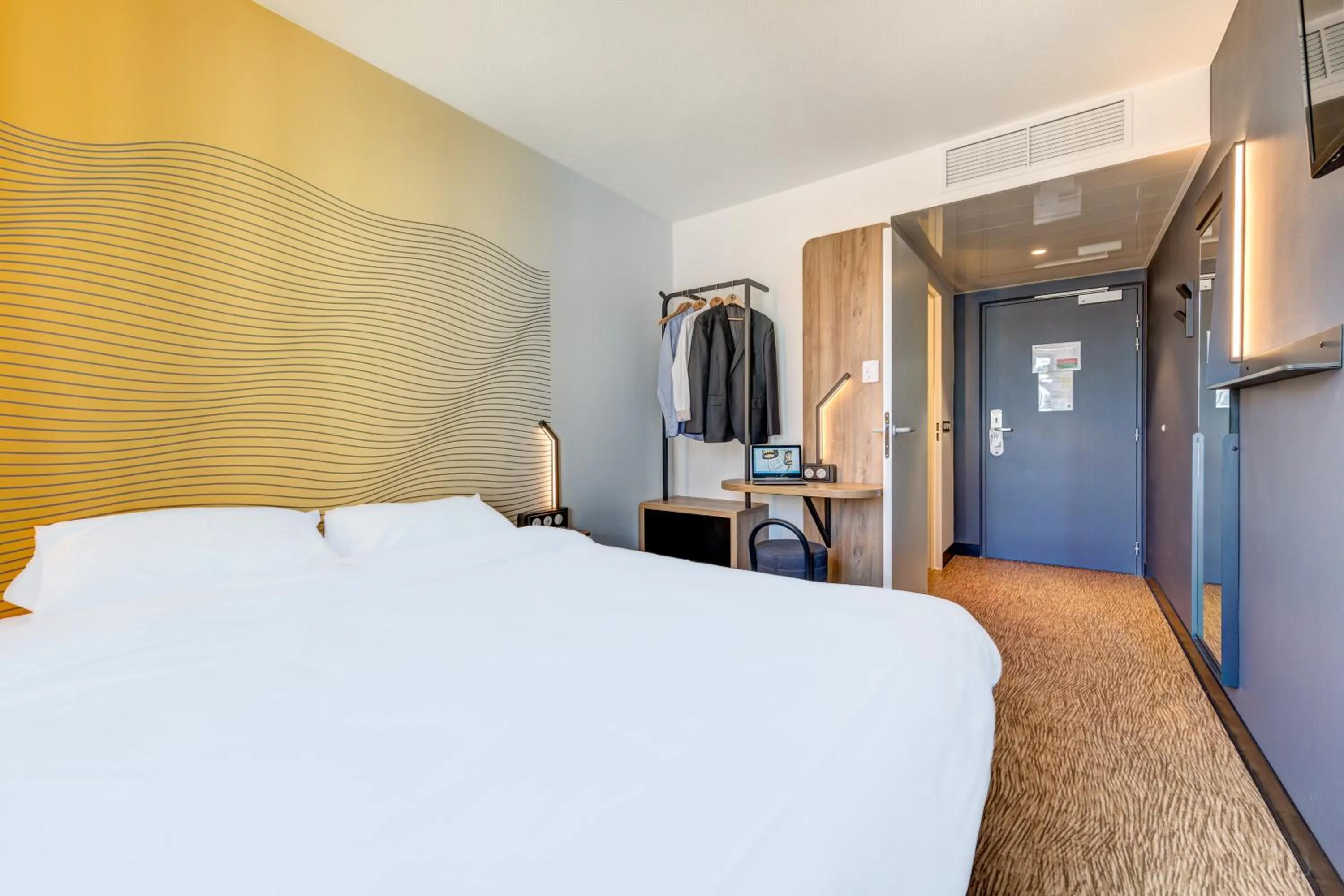 Bedroom, Bed in B&B HOTEL Paris Sud Chatenay Malabry