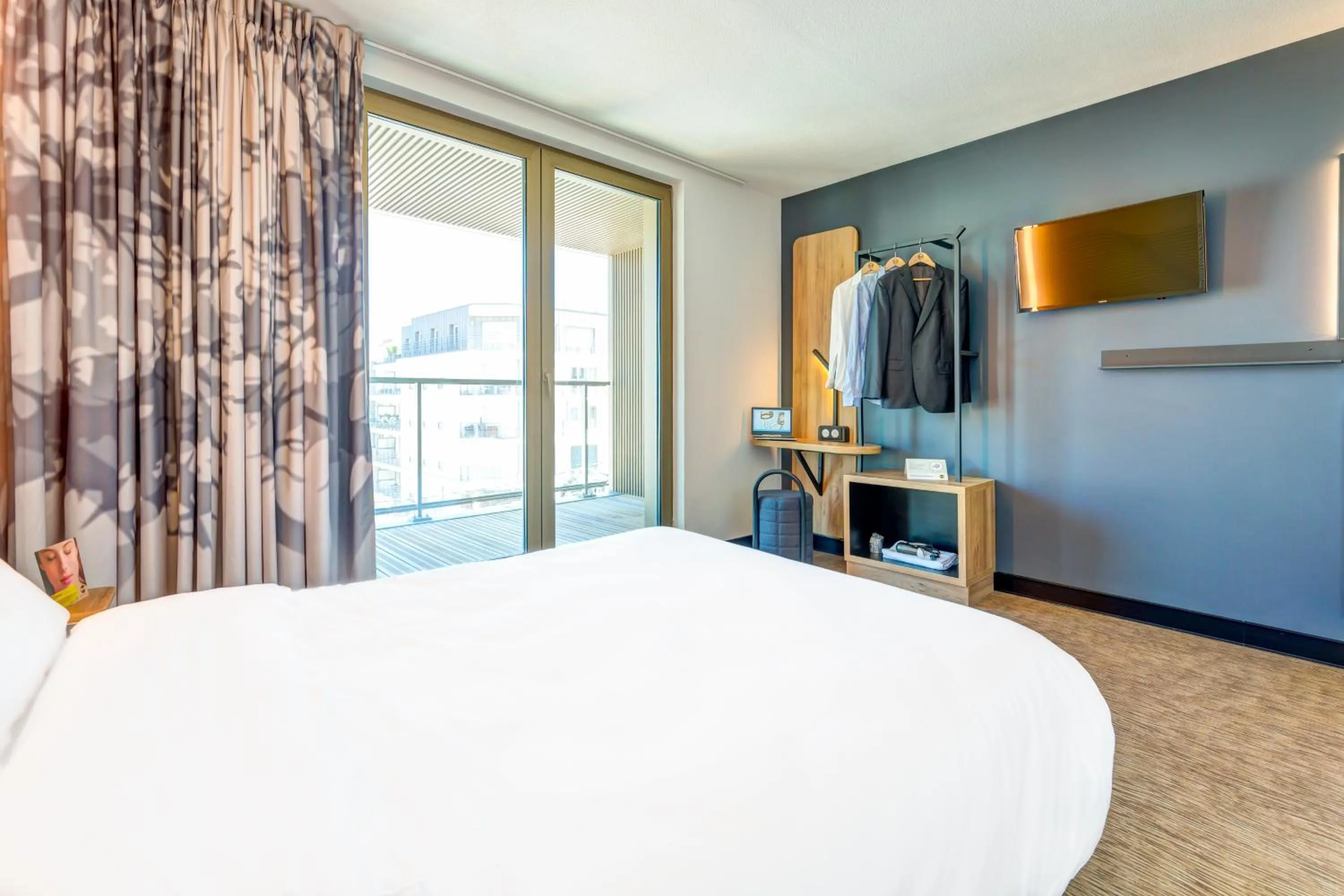 Bedroom, Bed in B&B HOTEL Paris Sud Chatenay Malabry