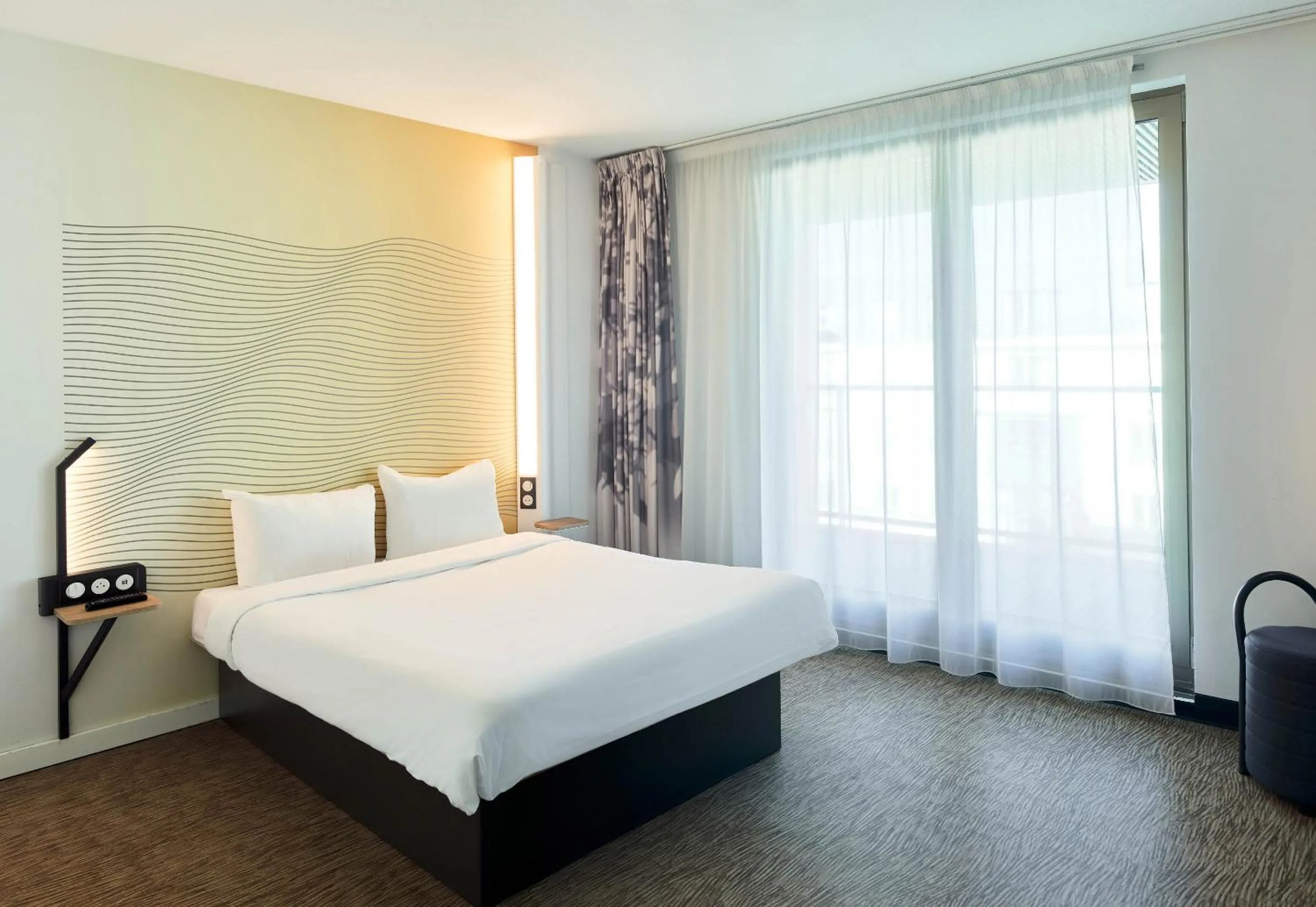 Bedroom, Bed in B&B HOTEL Paris Sud Chatenay Malabry