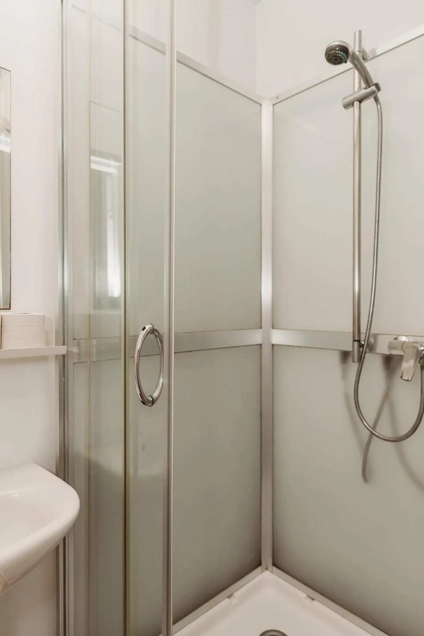 Shower in 16eur - Fat Margaret's