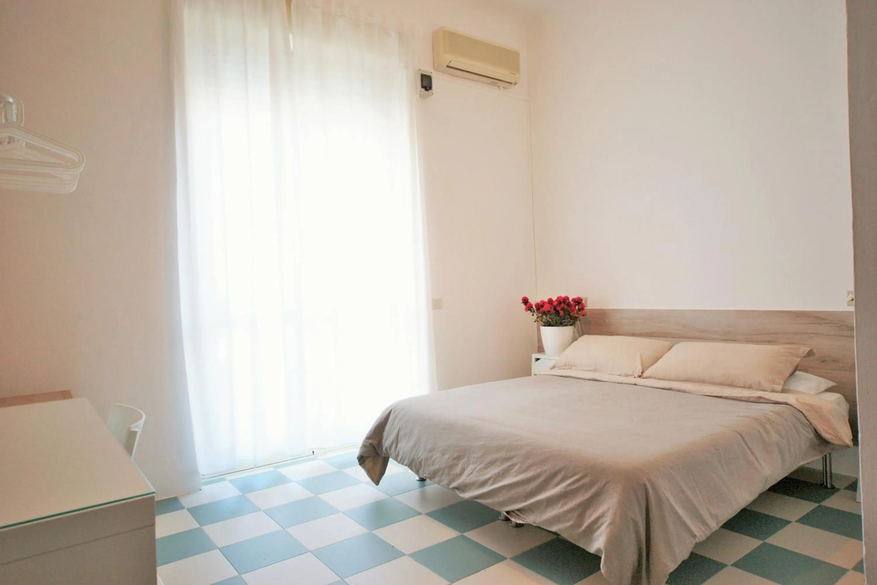 Photo of the whole room, Bed in Hotel Happy