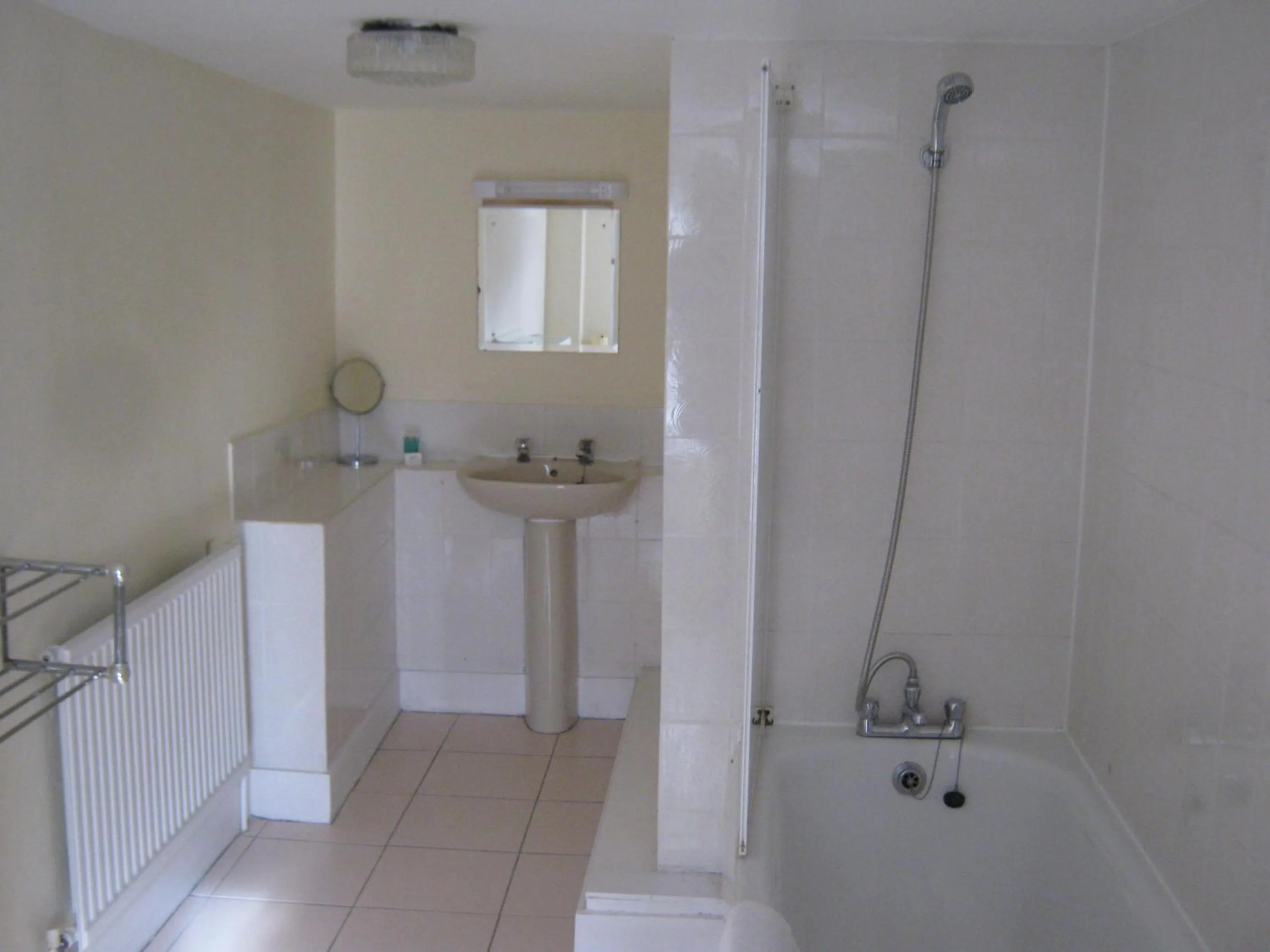 Bathroom in Rose and Crown Hotel