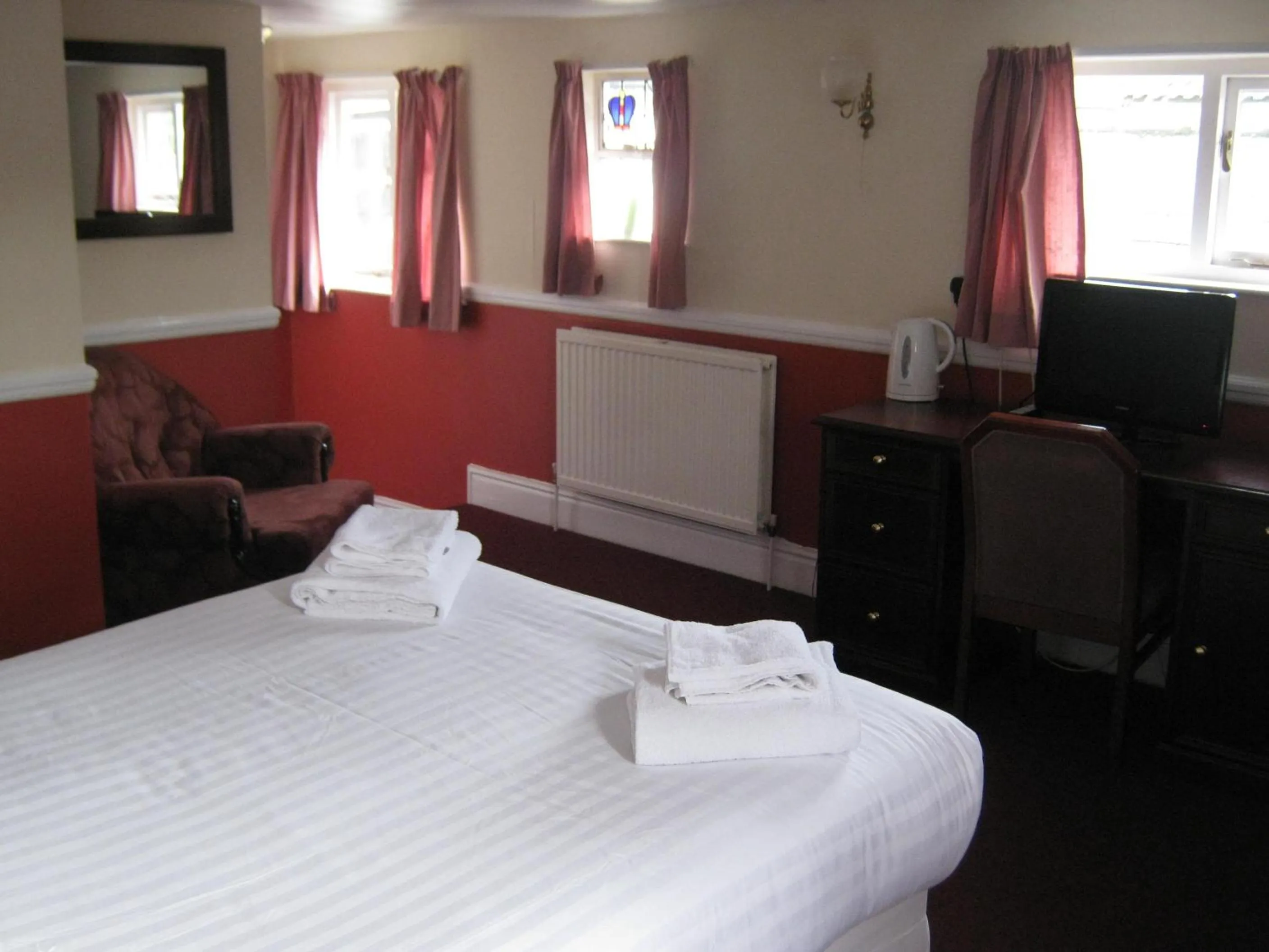 Bedroom, Bed in Rose and Crown Hotel