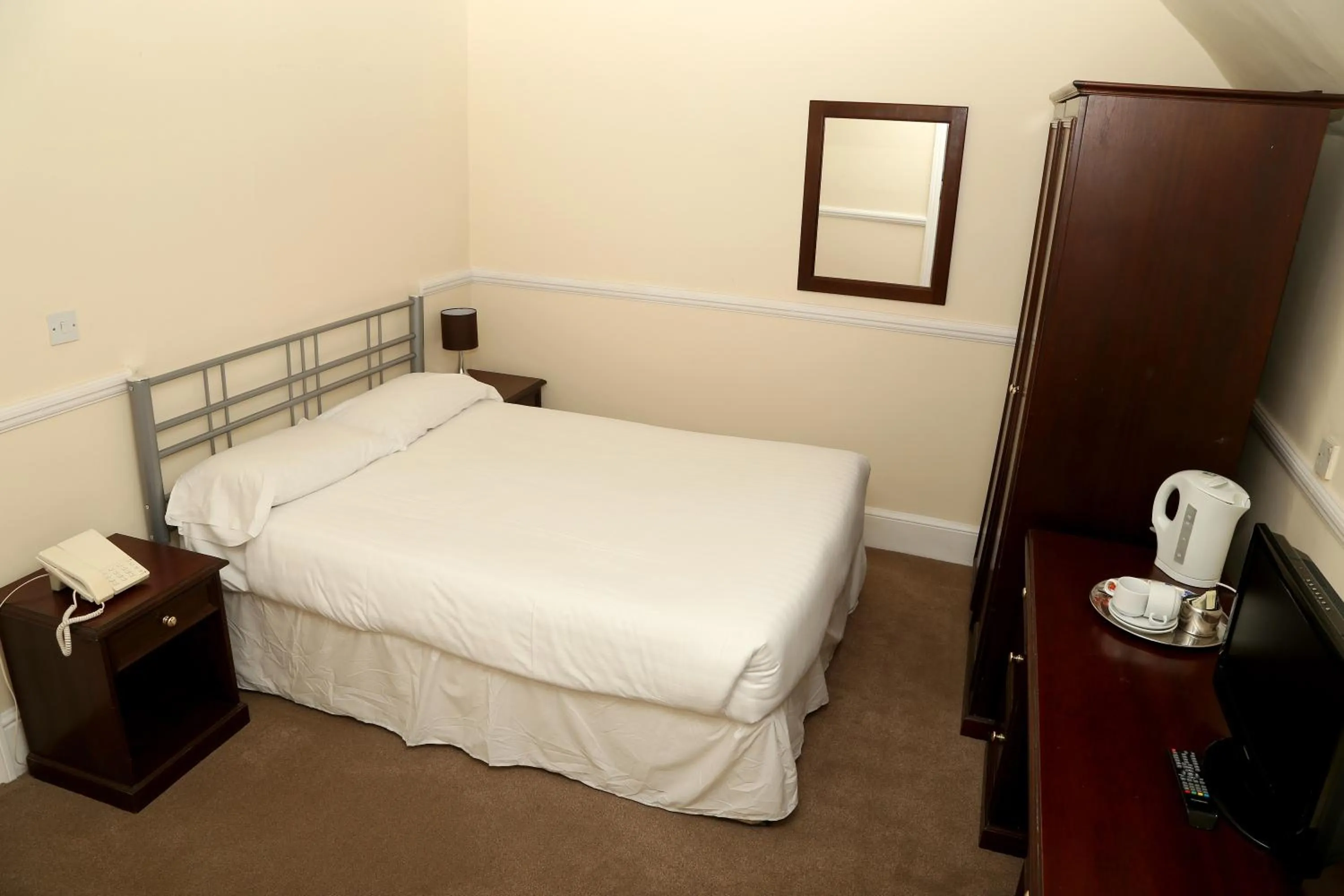 Bedroom, Bed in Rose and Crown Hotel