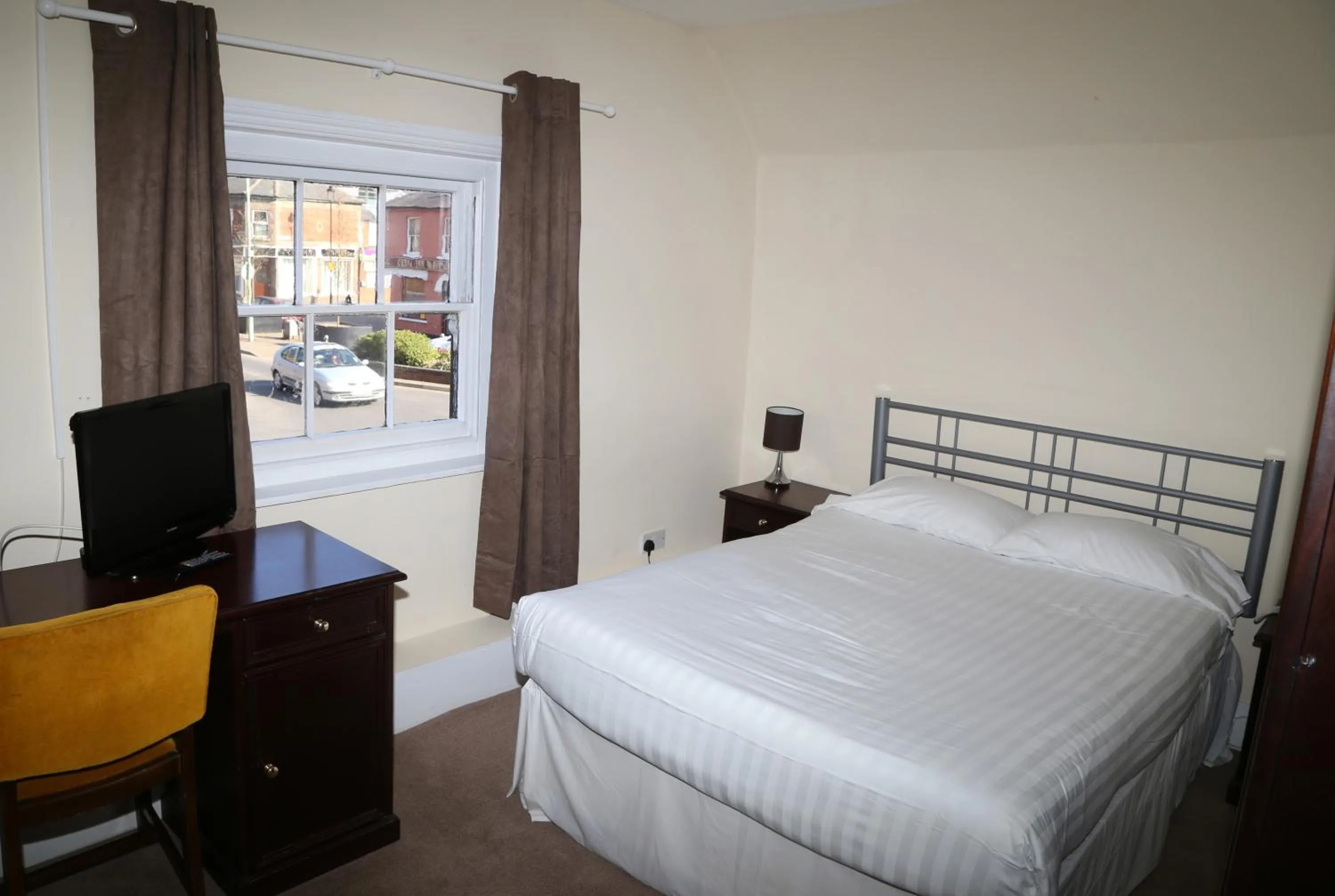 Bedroom, Bed in Rose and Crown Hotel