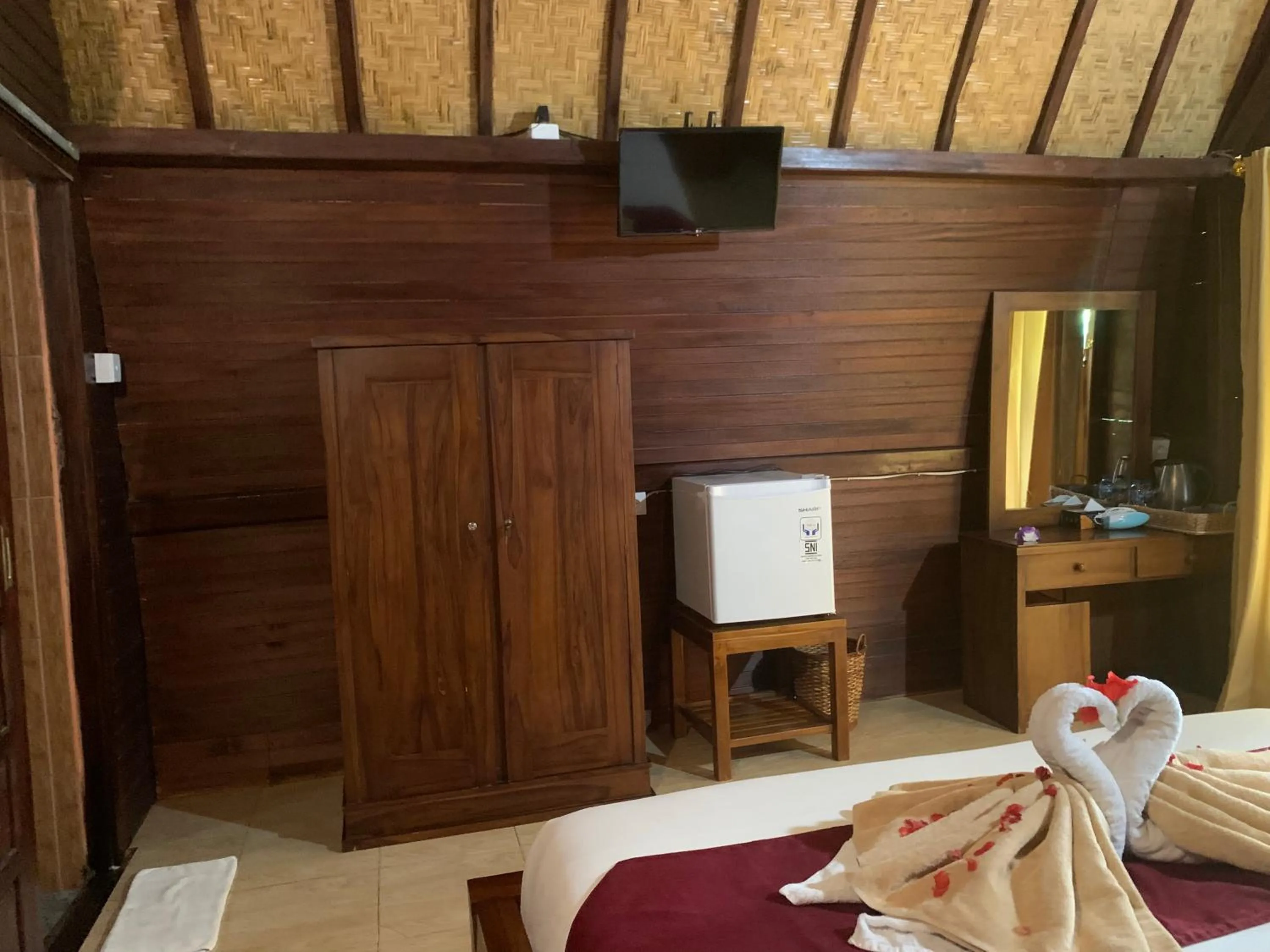 Communal lounge/ TV room, Bed in Jona Bungalow