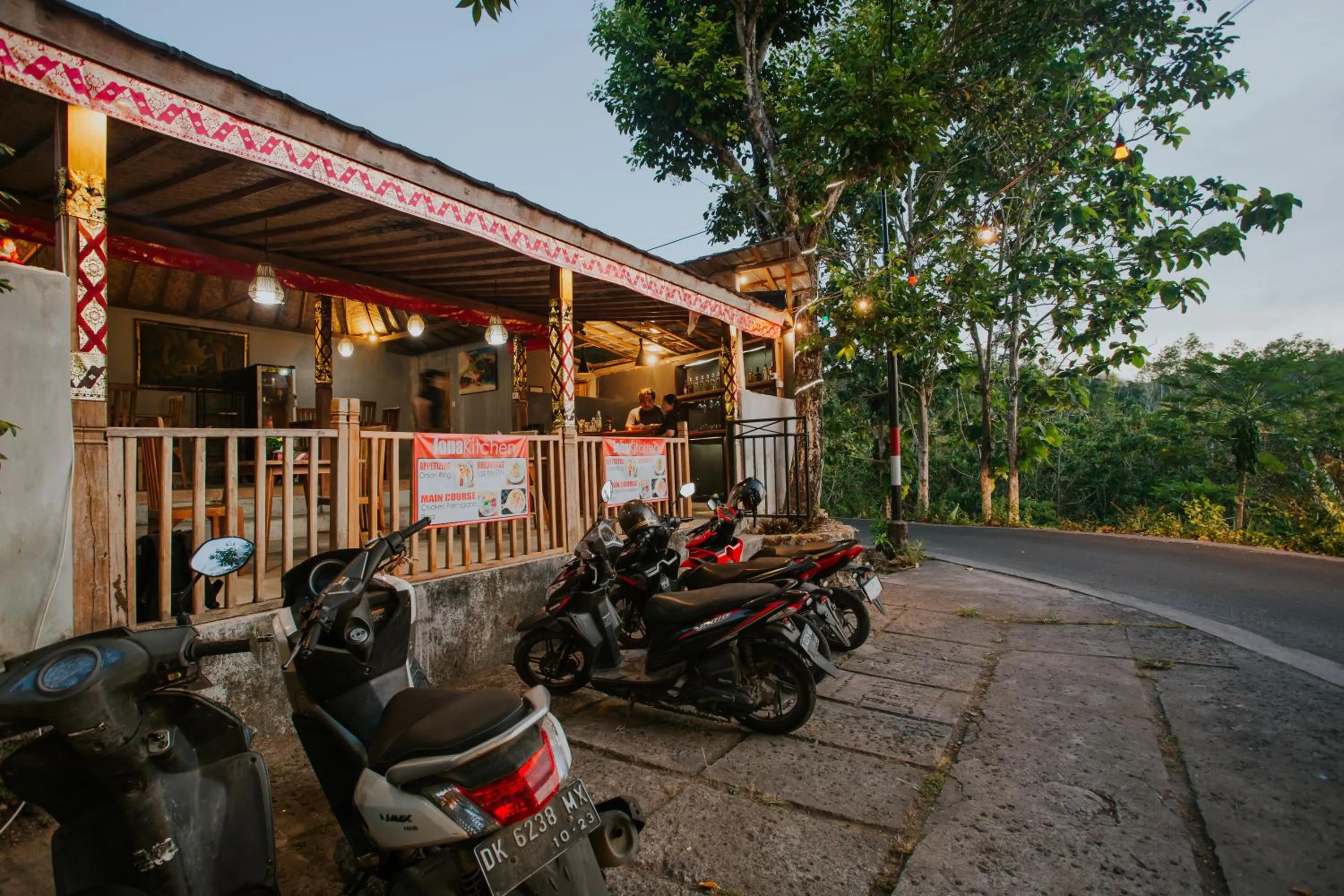 Restaurant/places to eat in Jona Bungalow