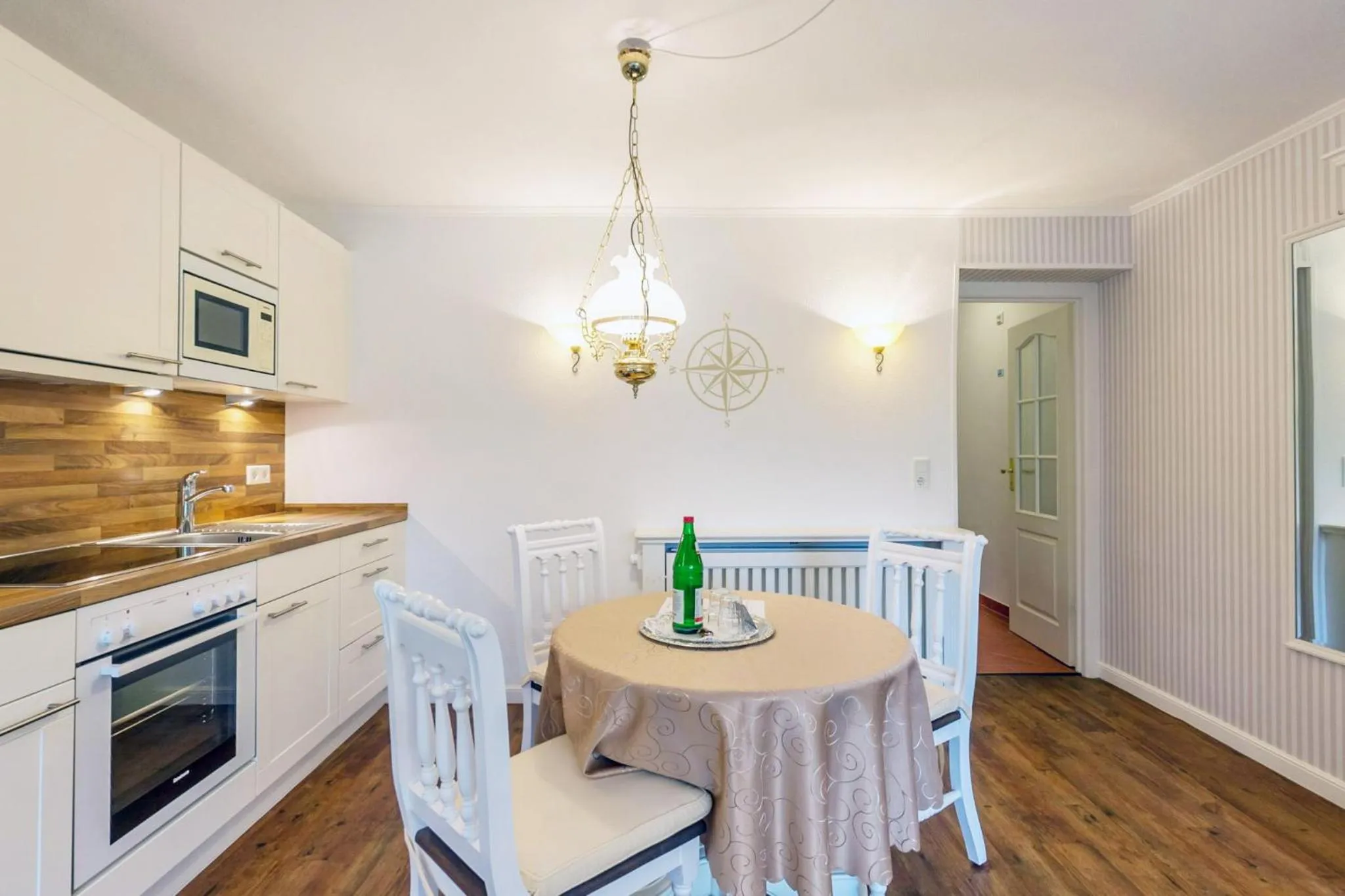 Kitchen or kitchenette in Inselhotel Arfsten