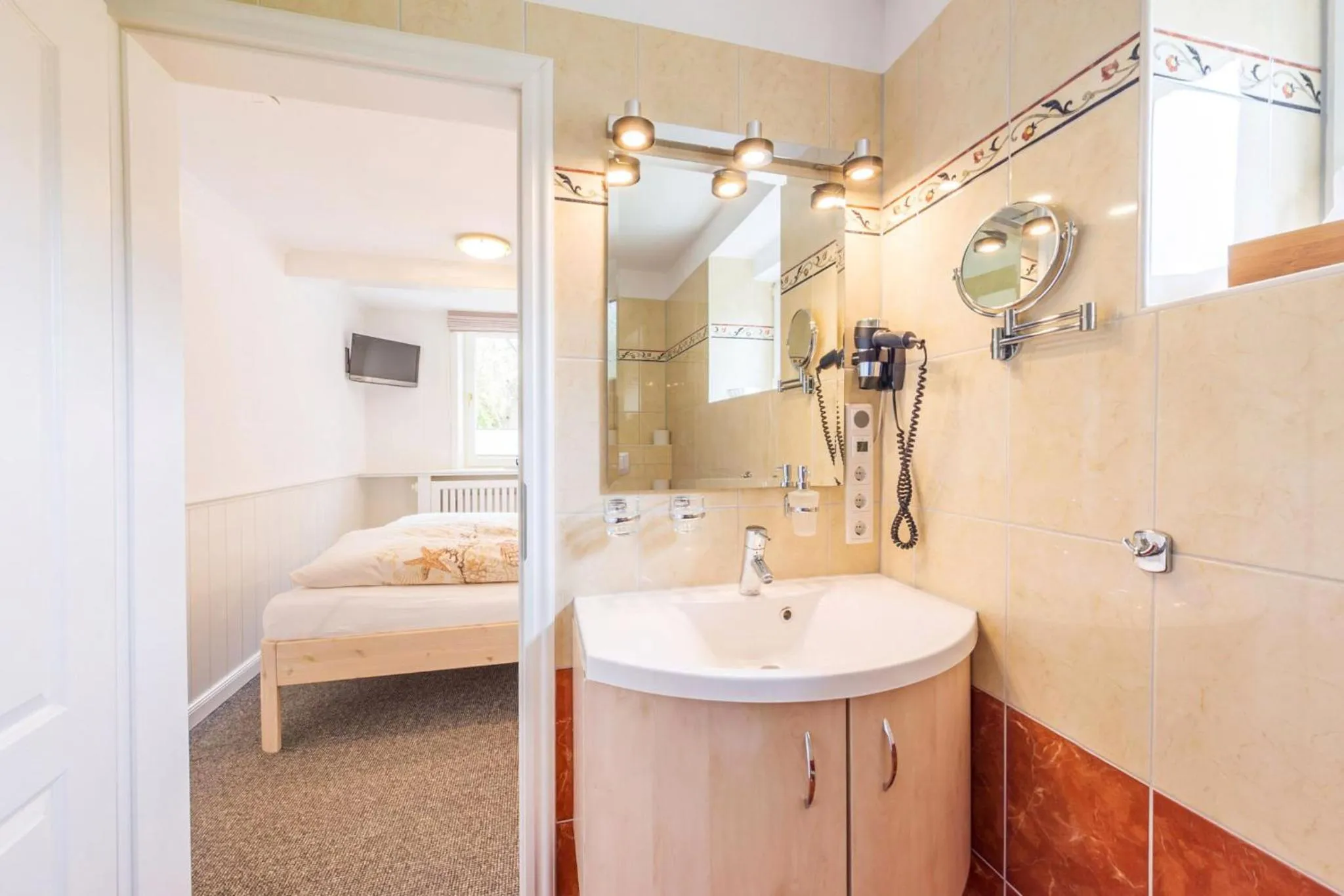 Bathroom, Bed in Inselhotel Arfsten