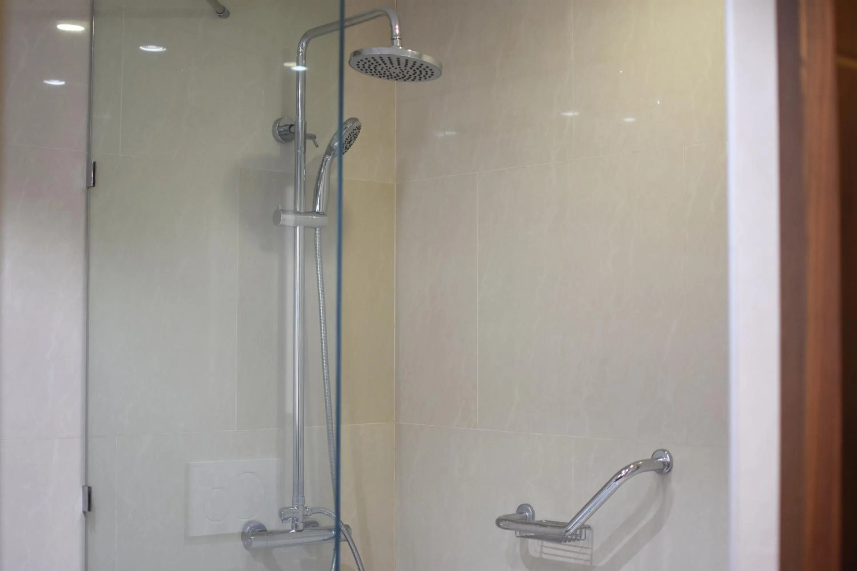 Shower in Radisson BLU Hotel Yerevan