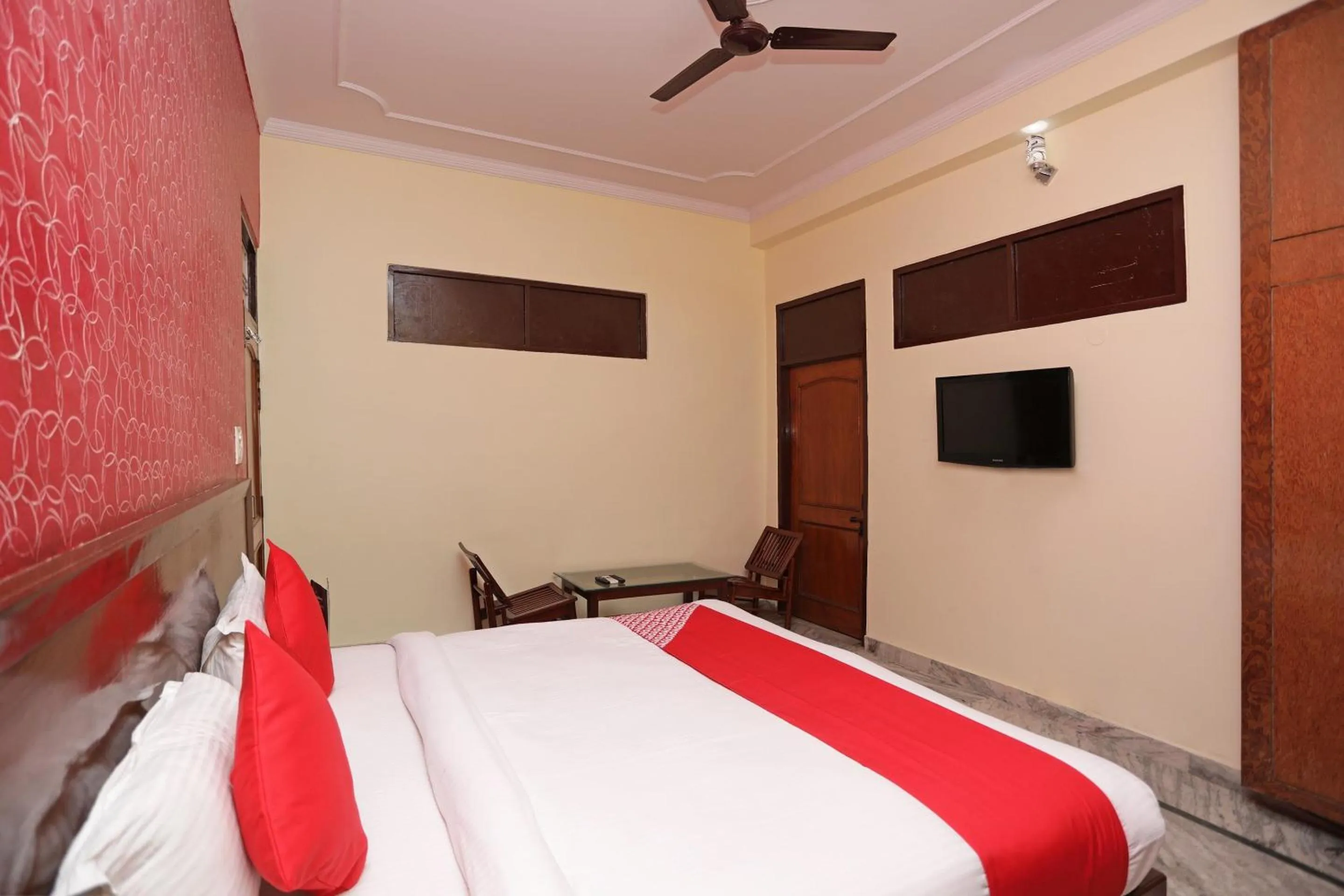 Bedroom, Bed in Hotel O Shikhar Paradise