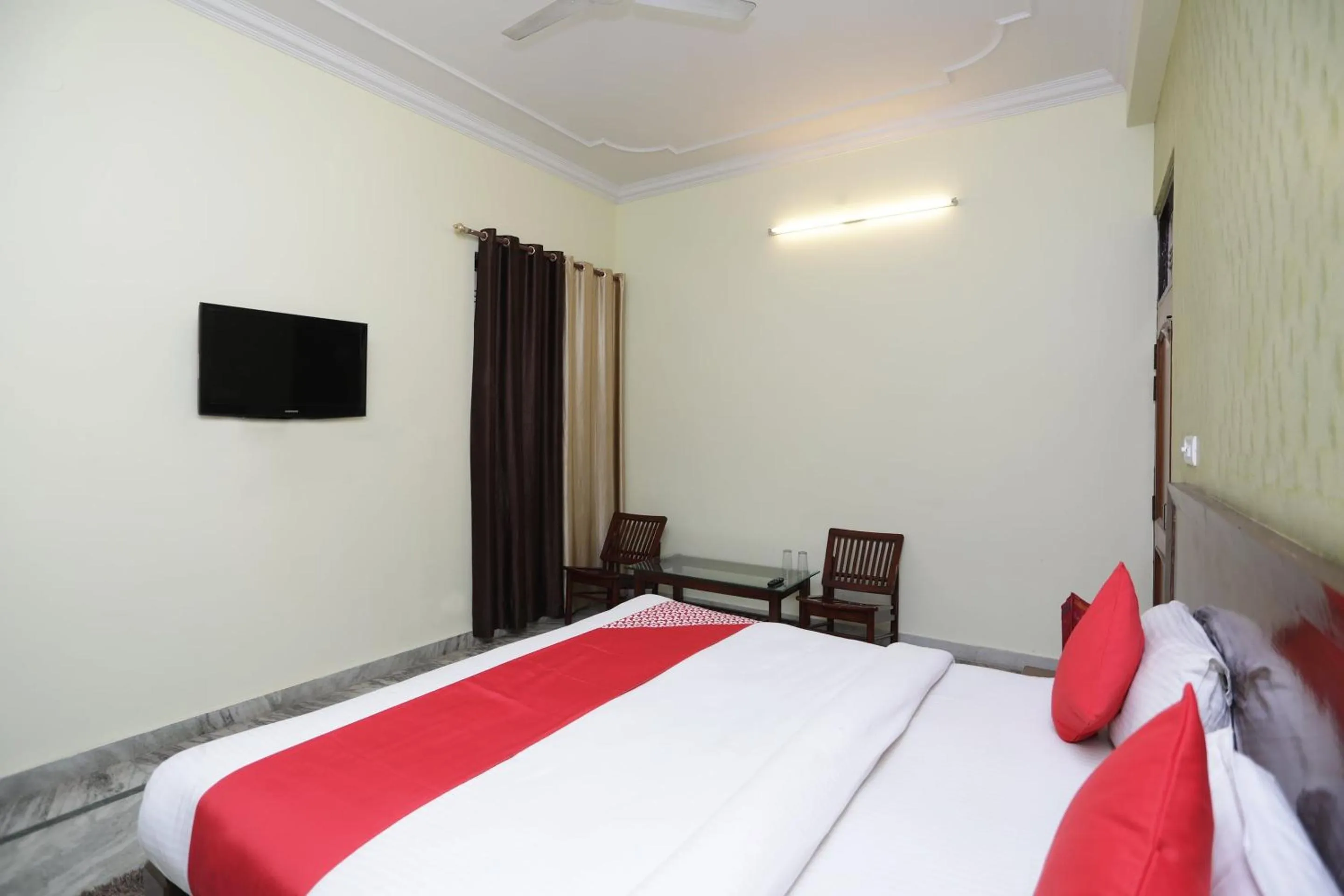 Bedroom, Bed in Hotel O Shikhar Paradise