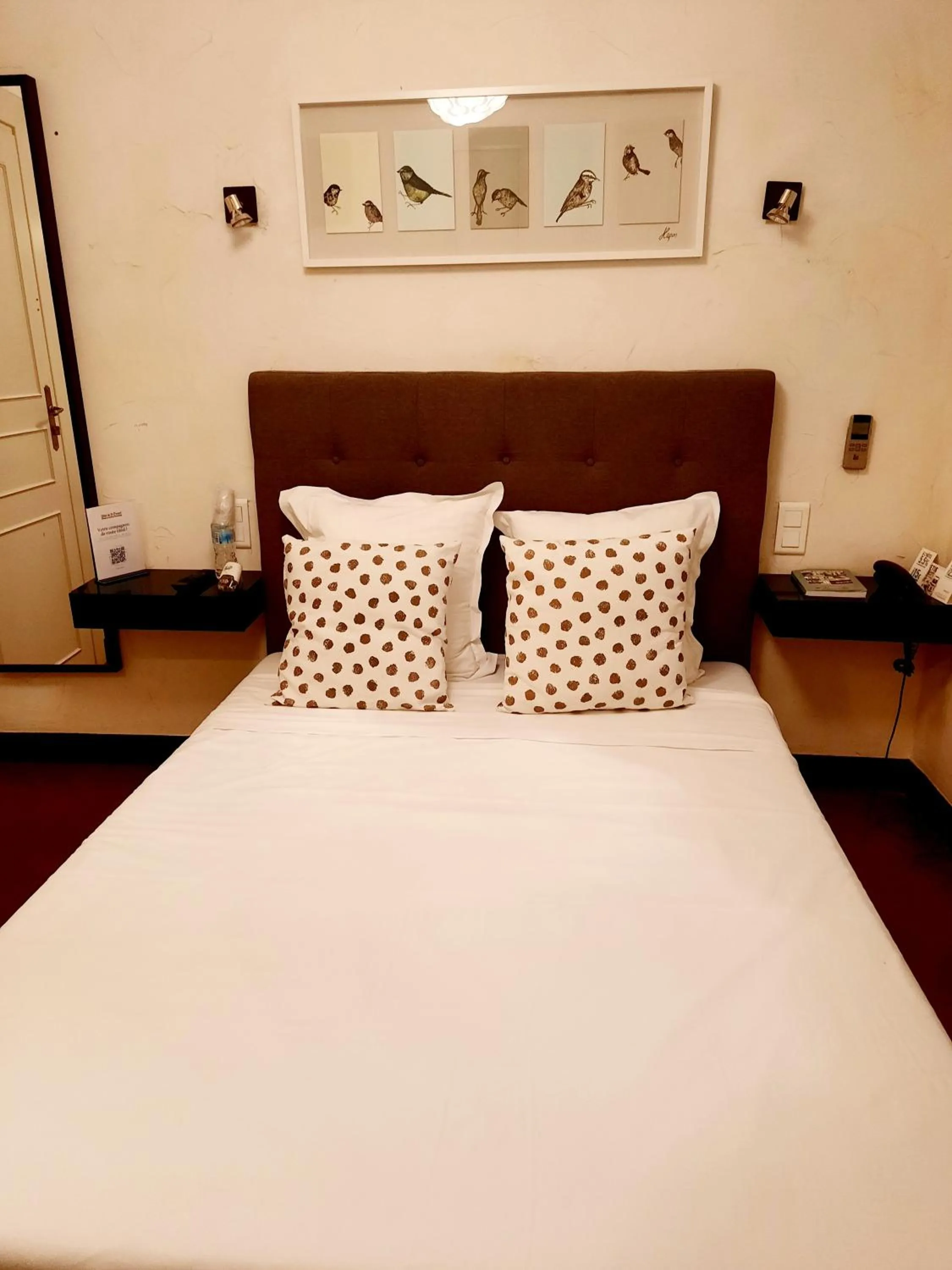 Bed in Logis hôtel restaurant de Provence