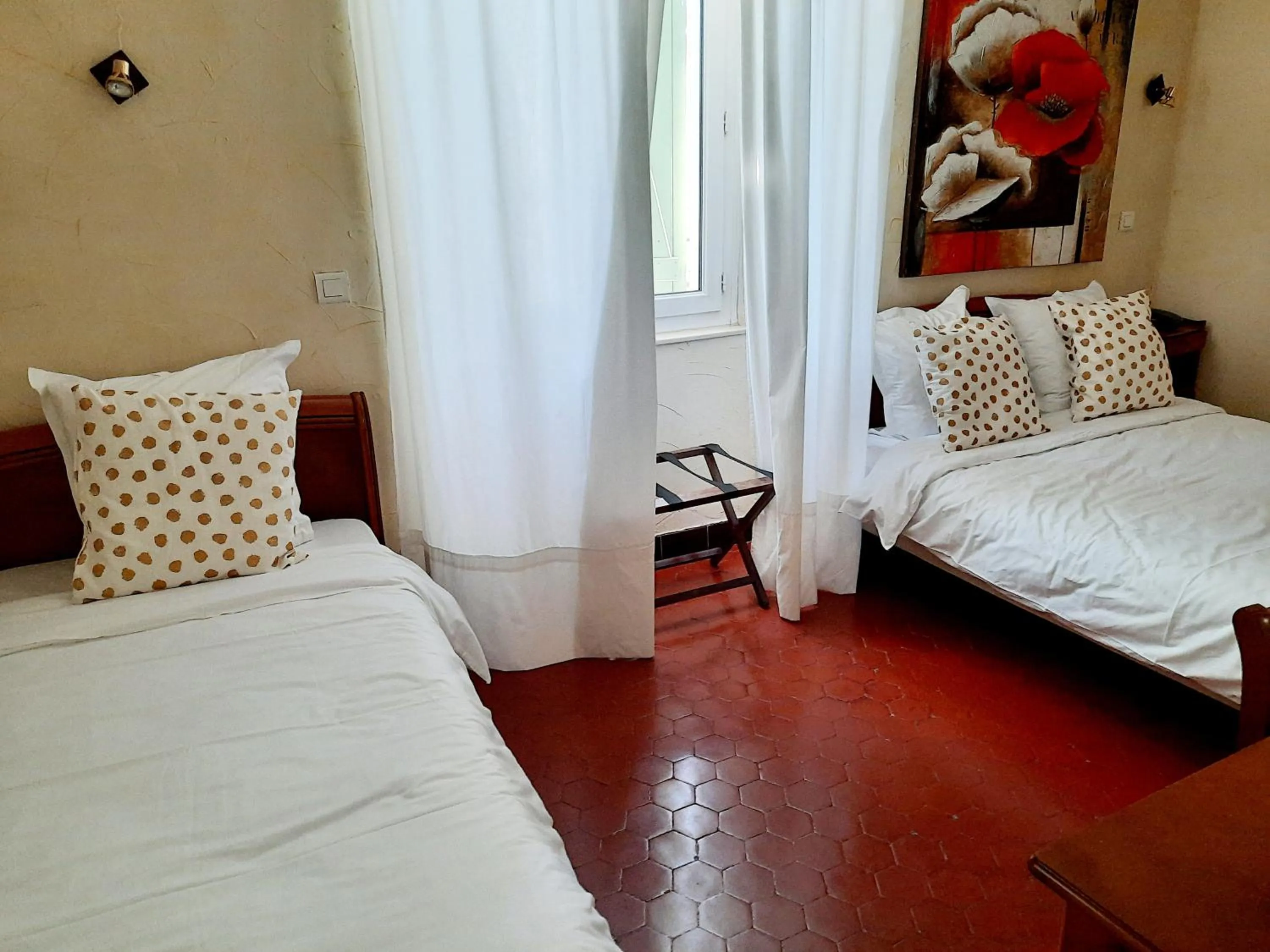 Bedroom, Bed in Logis hôtel restaurant de Provence