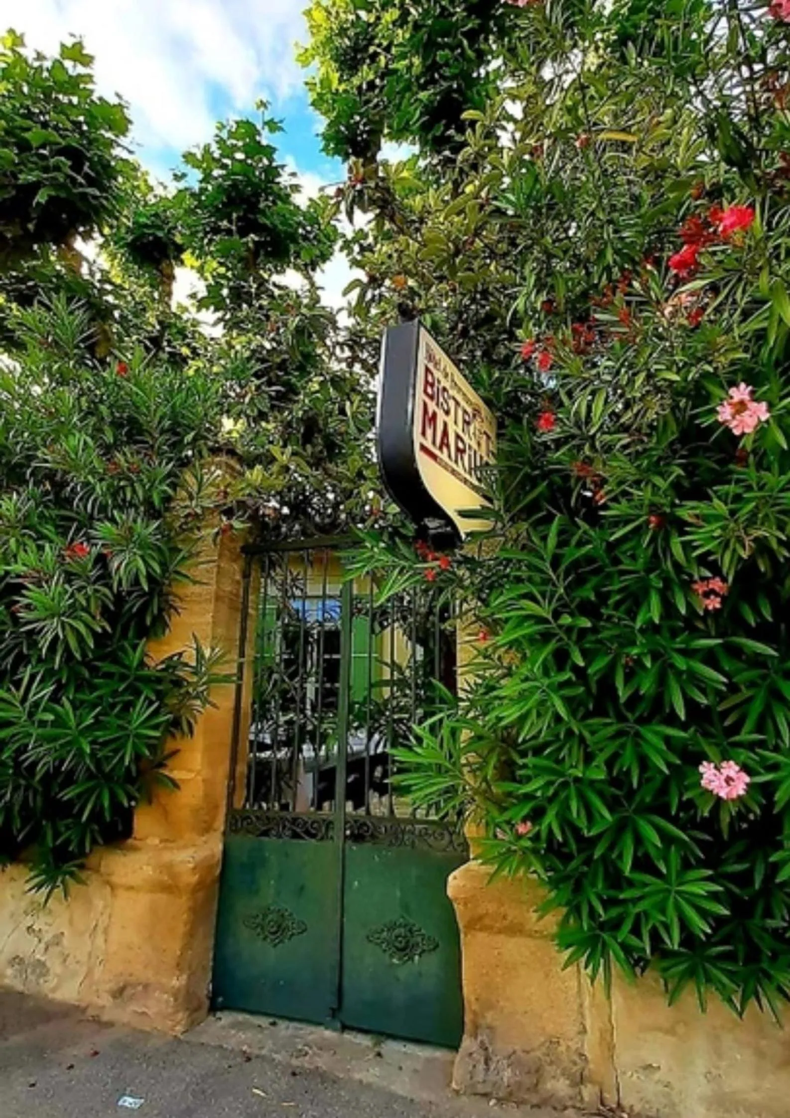 Facade/entrance in Logis hôtel restaurant de Provence