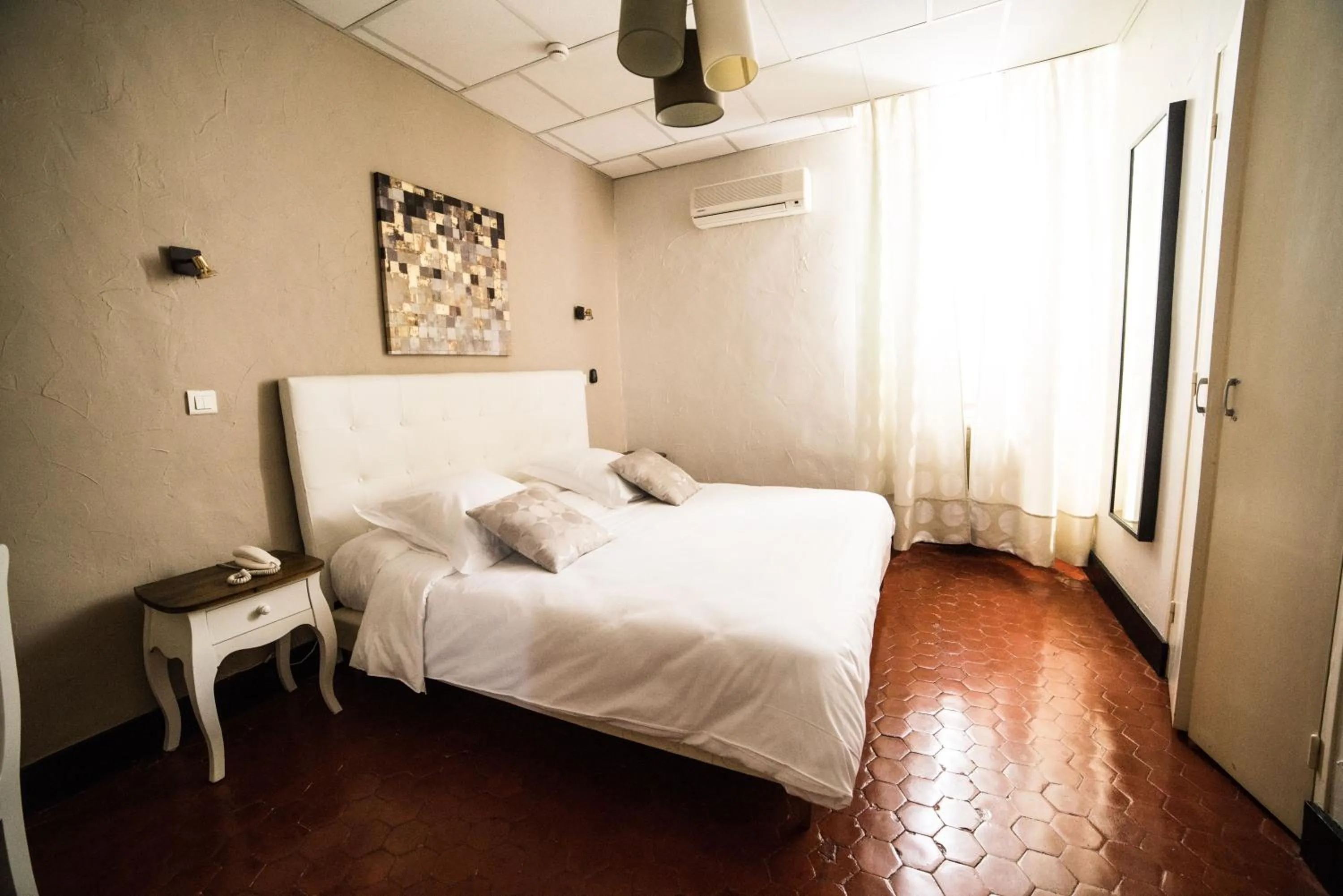 Photo of the whole room, Bed in Logis hôtel restaurant de Provence