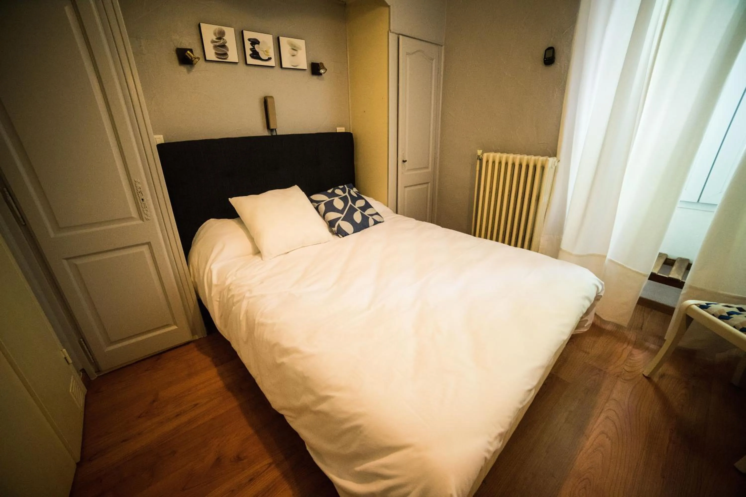 Bedroom, Bed in Logis hôtel restaurant de Provence