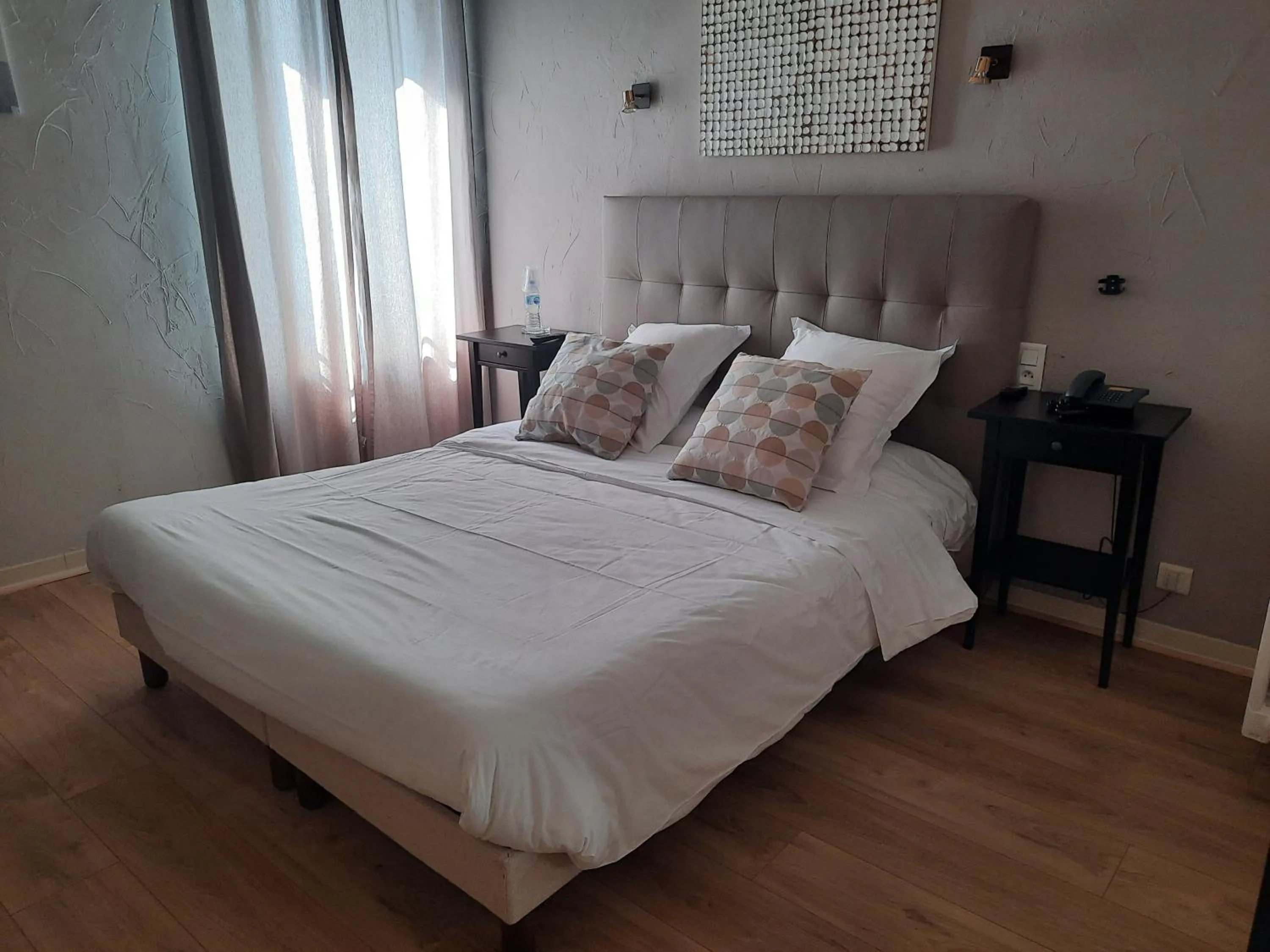 Bedroom, Bed in Logis hôtel restaurant de Provence