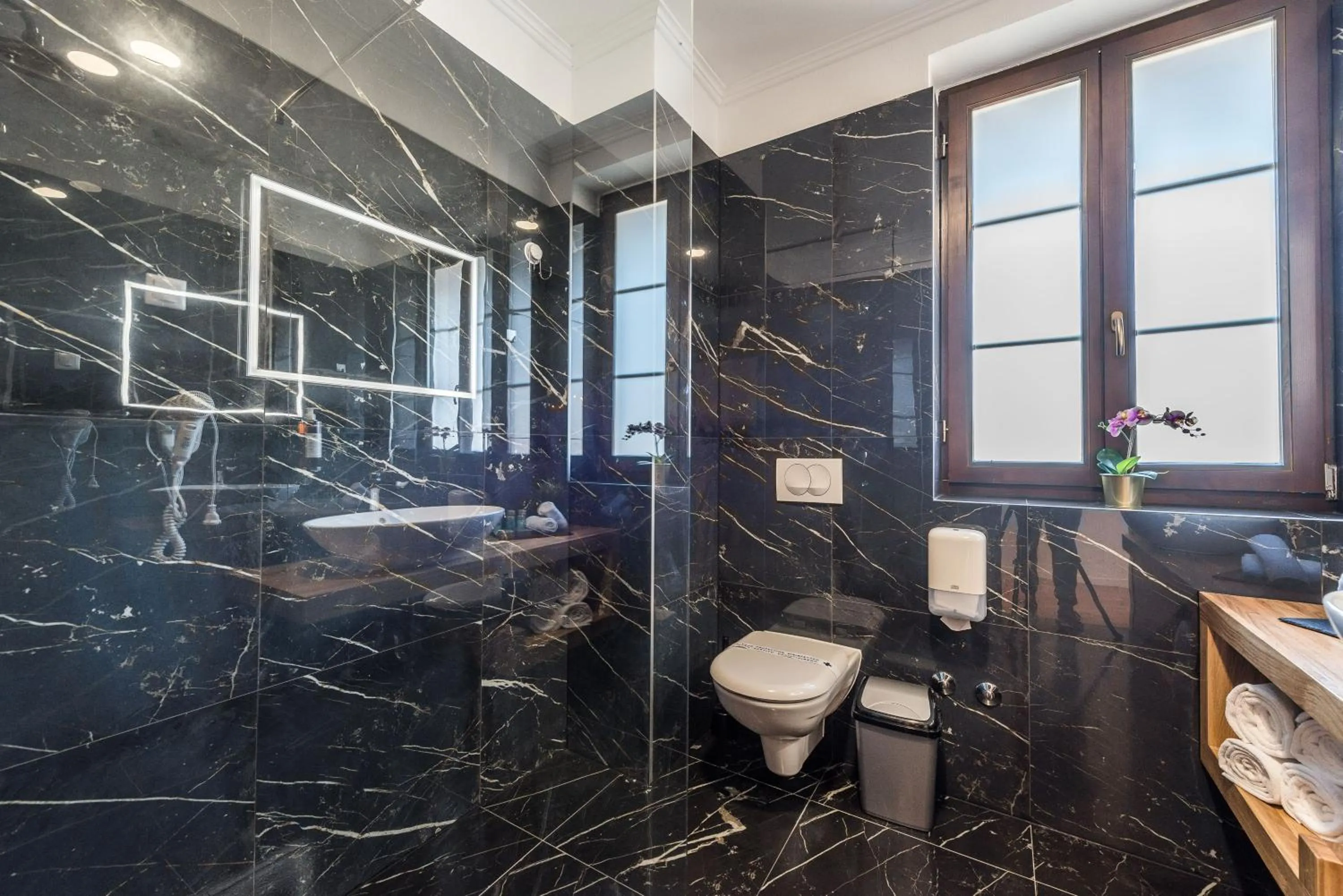 Shower in Plitvice Falls Cottage - Luxury rooms & Dinner