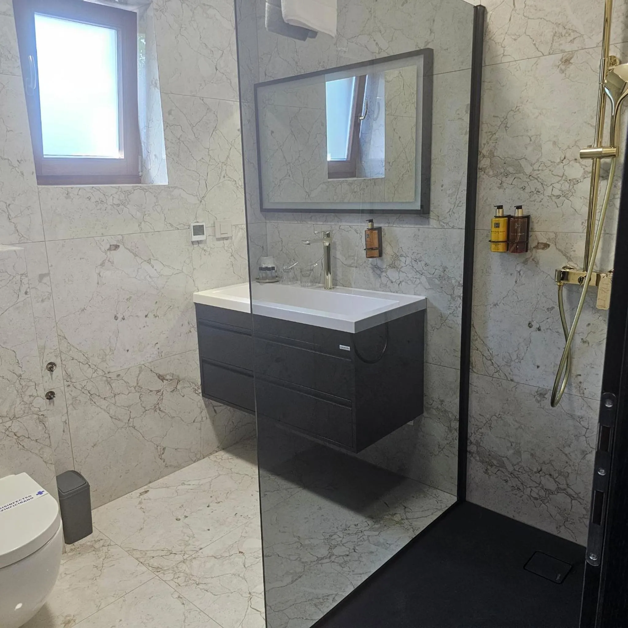 Toilet in Plitvice Falls Cottage - Luxury rooms & Dinner