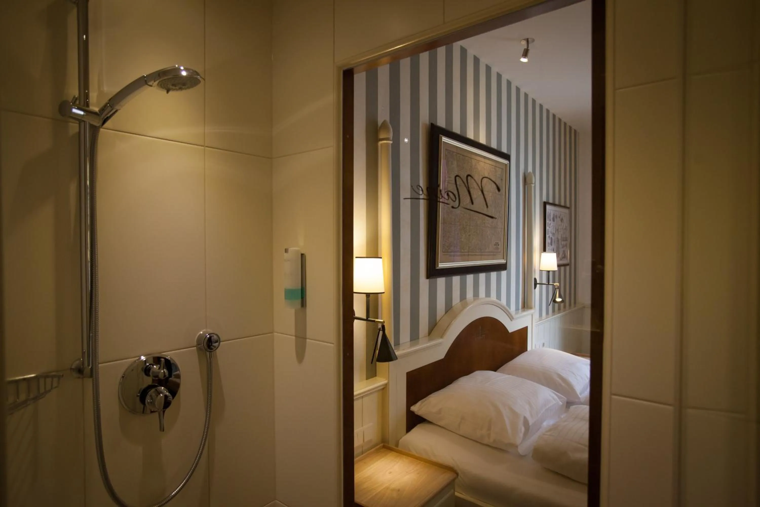 Bathroom, Bed in 4-Sterne Superior Erlebnishotel Bell Rock, Europa-Park Erlebnis-Resort