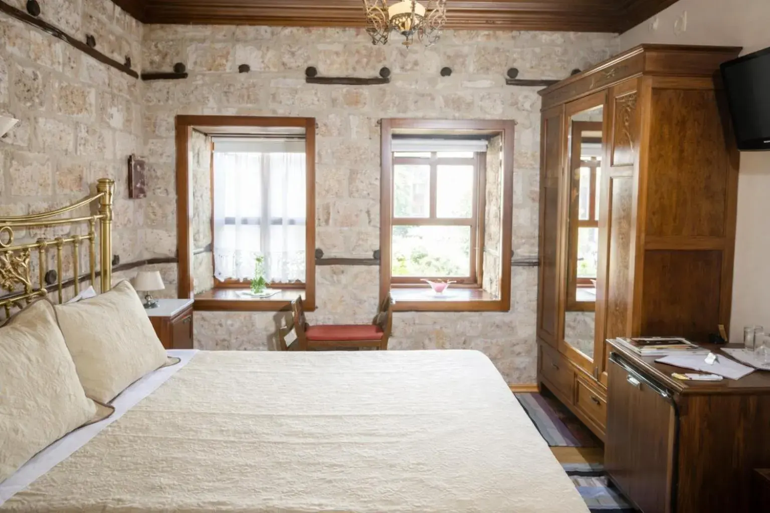 King Room in Hagiati Guesthouse - Edessa Cozy Mountain Retreat King Room in Hagiati Guesthouse - Edessa Cozy Mountain Retreat