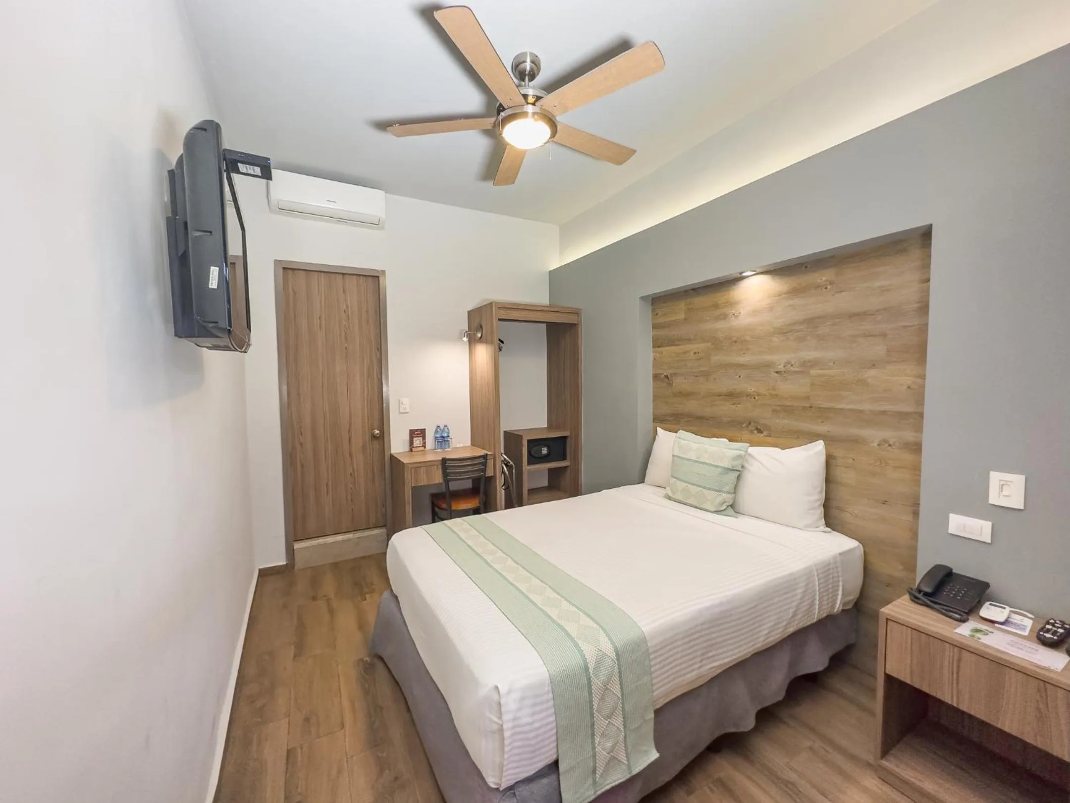 Photo of the whole room, Bed in Hotel Hidalgo