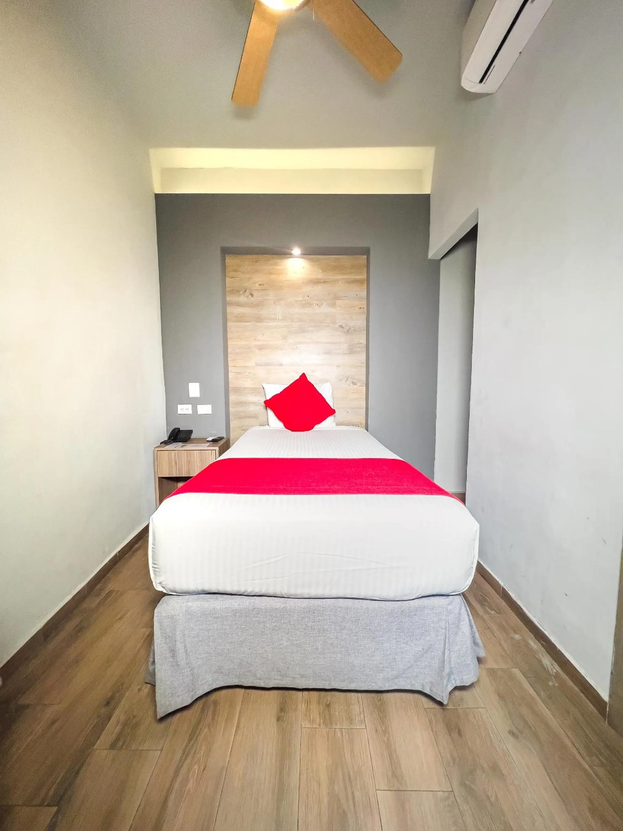 Photo of the whole room, Bed in Hotel Hidalgo