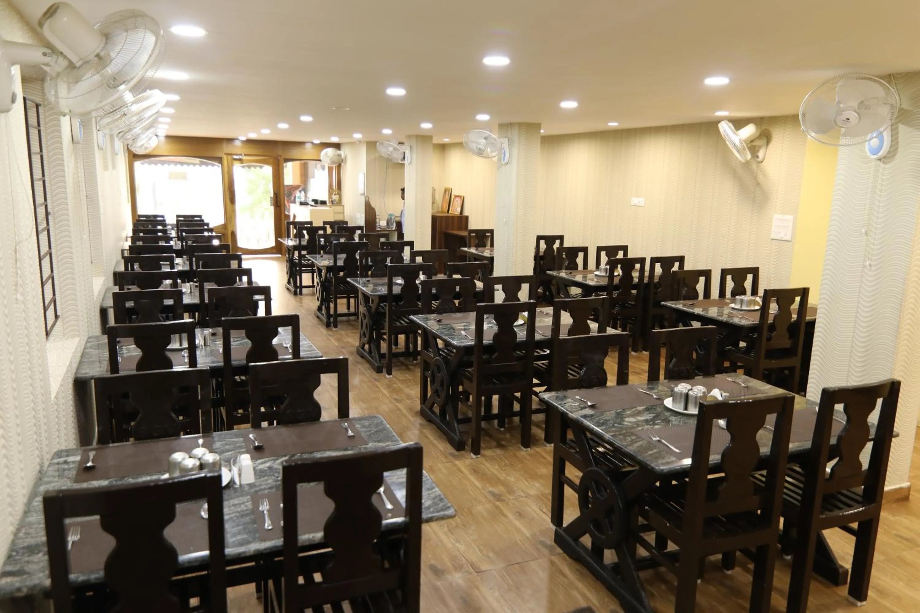 Restaurant/places to eat in Sri Gnana Vedha Beach Residency