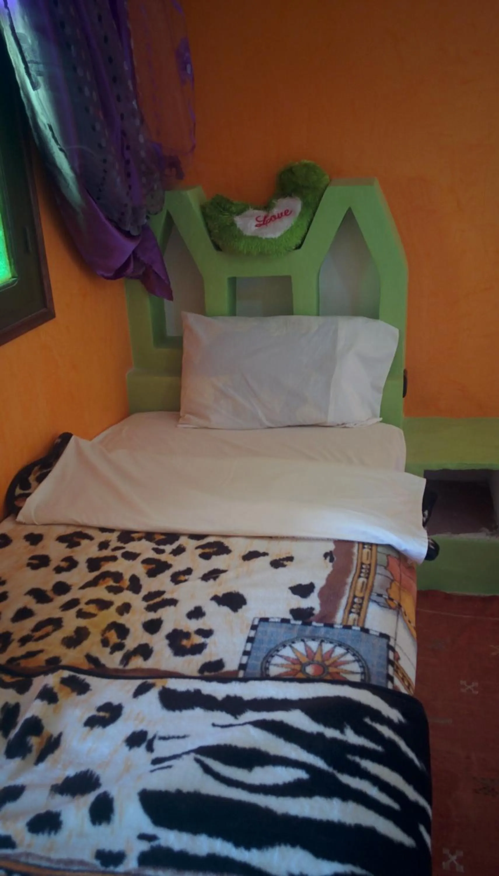 cot, Bed in Auberge Camping BOUGAFER Tamtetoucht