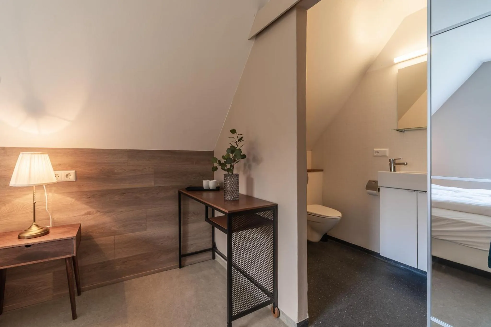 Bathroom, Bed in Holt Inn