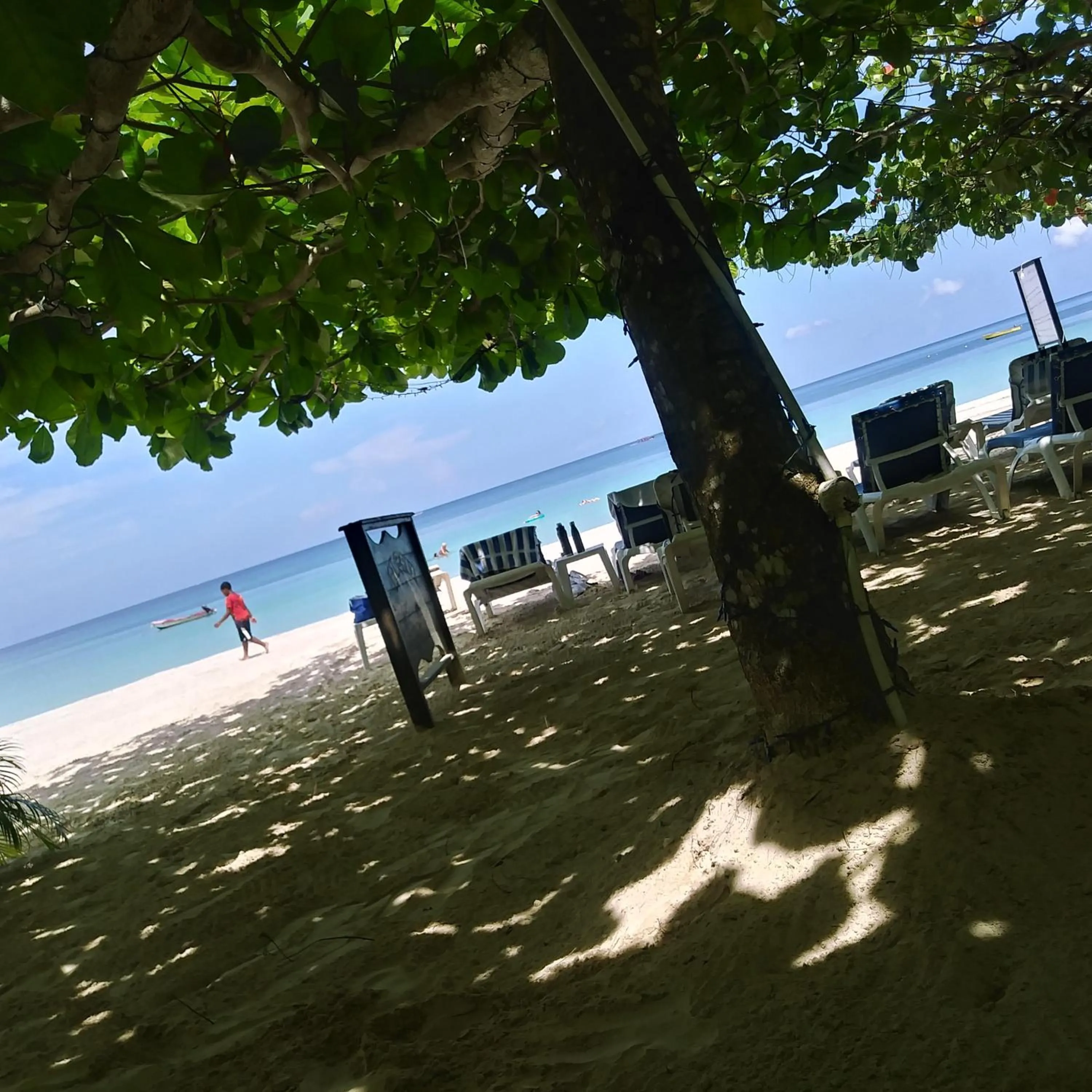 Communal lounge/ TV room in Firefly Beach Cottages