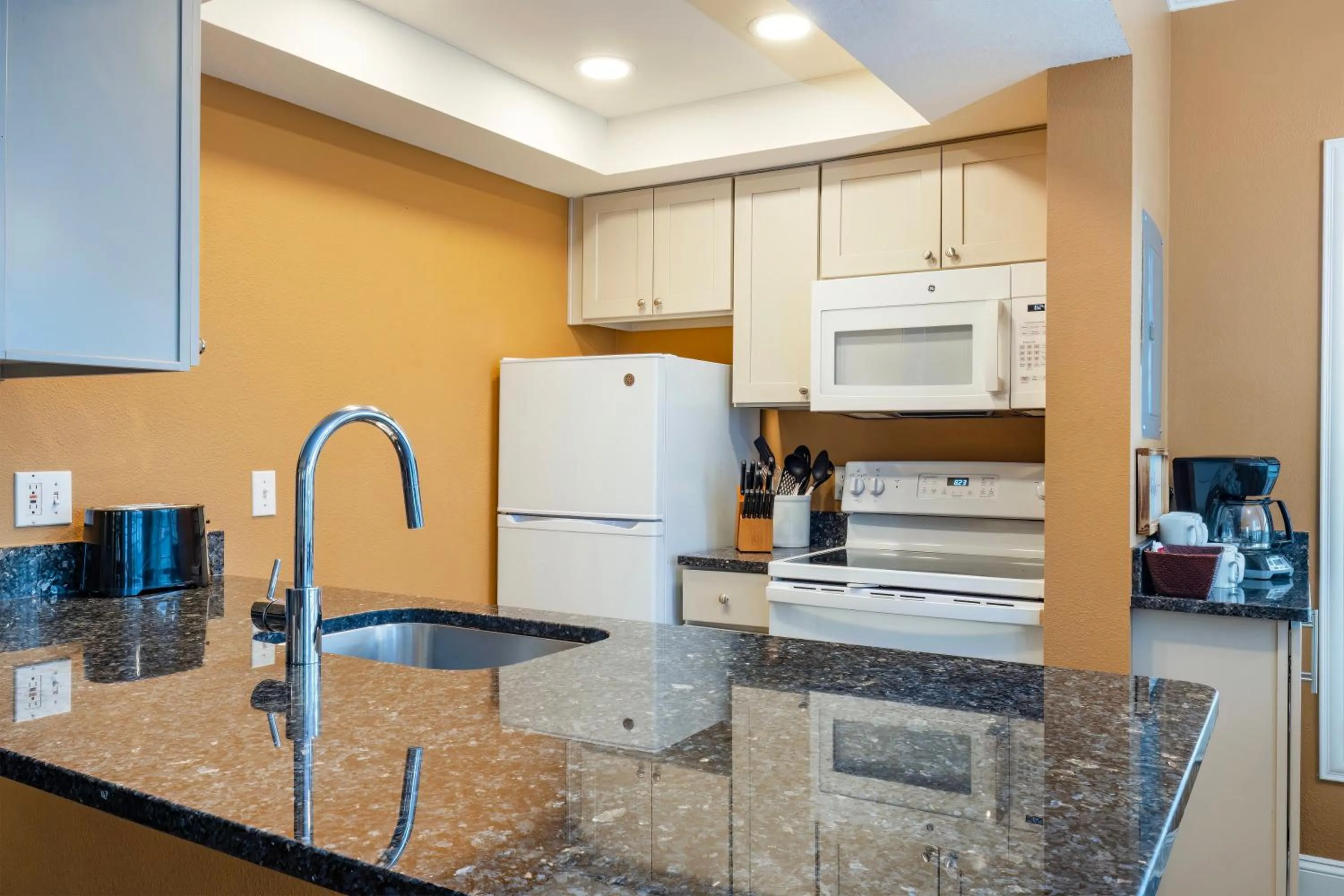 Kitchen or kitchenette in WorldMark Orlando Kingstown Reef